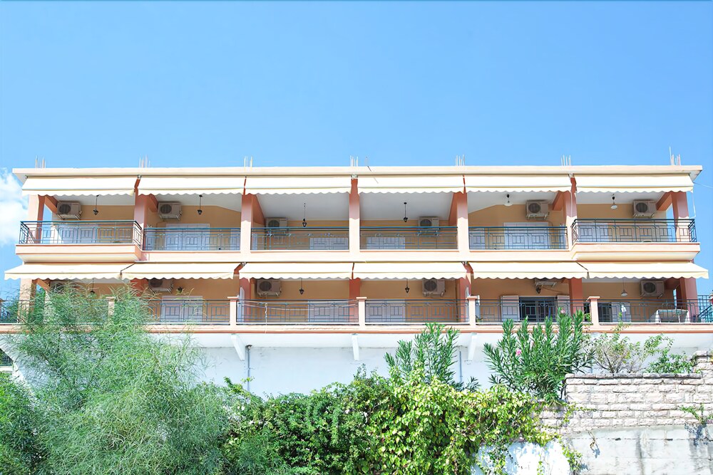 Enjoy Lichnos Bay Village, Camping & Apartments