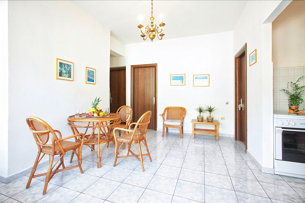 Enjoy Lichnos Bay Village, Camping & Apartments