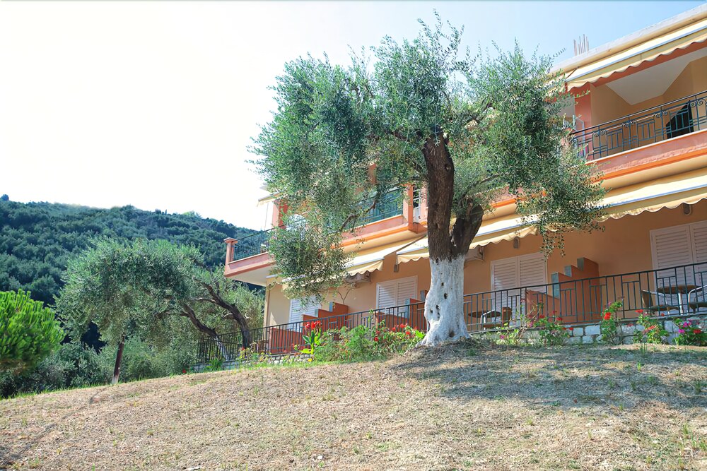 Enjoy Lichnos Bay Village, Camping & Apartments