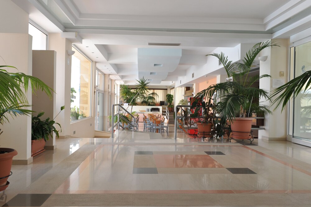 Adonis Hotel & Apartments