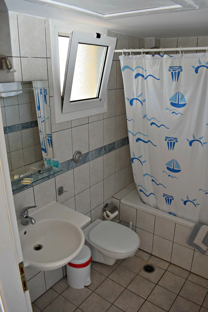 Adonis Hotel & Apartments