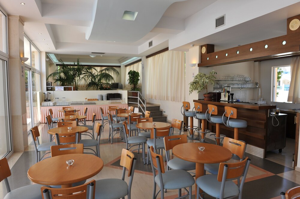 Adonis Hotel & Apartments