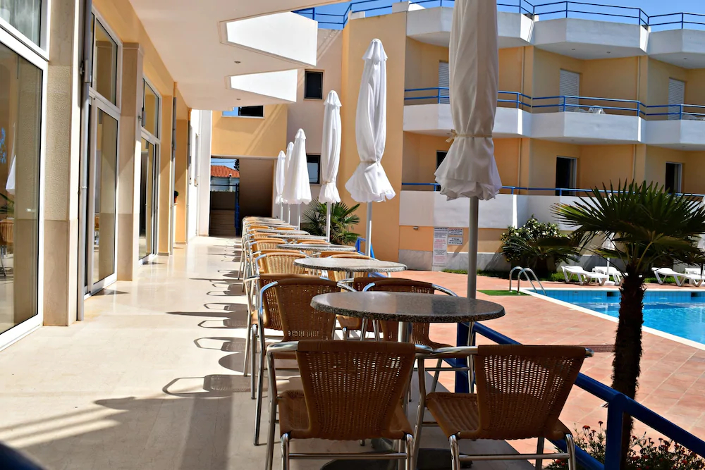 Adonis Hotel & Apartments