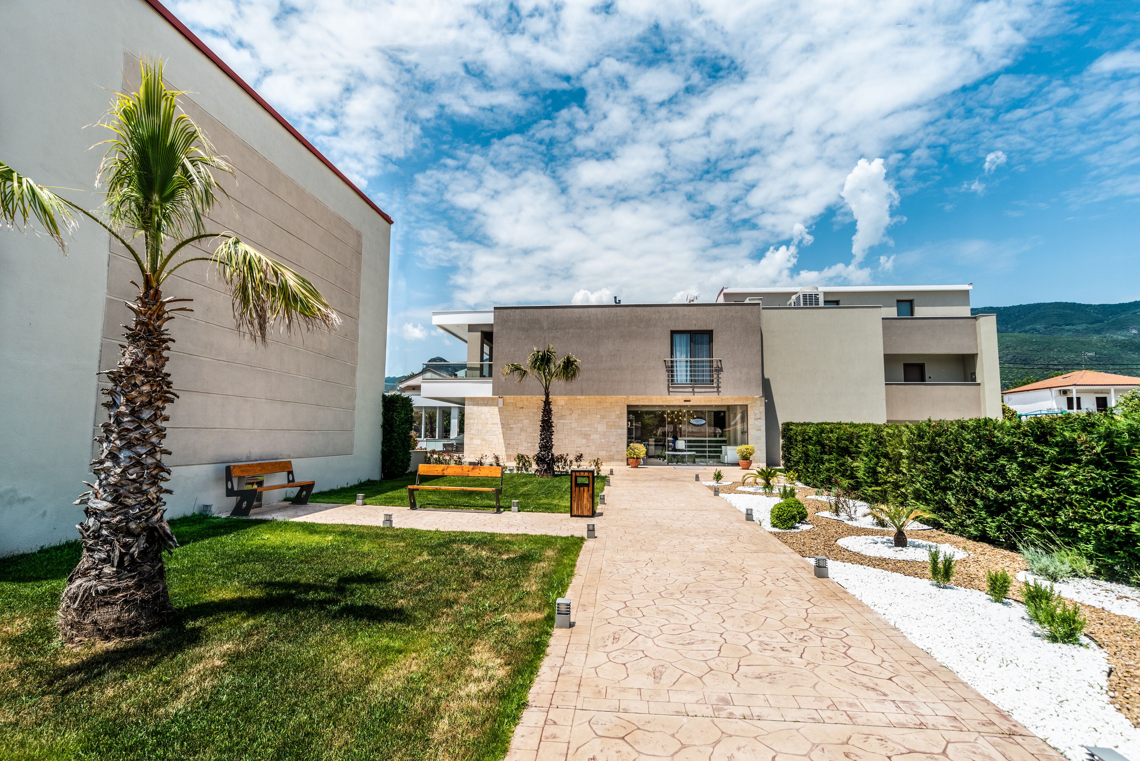 Lagaria Hotel II & Apartments
