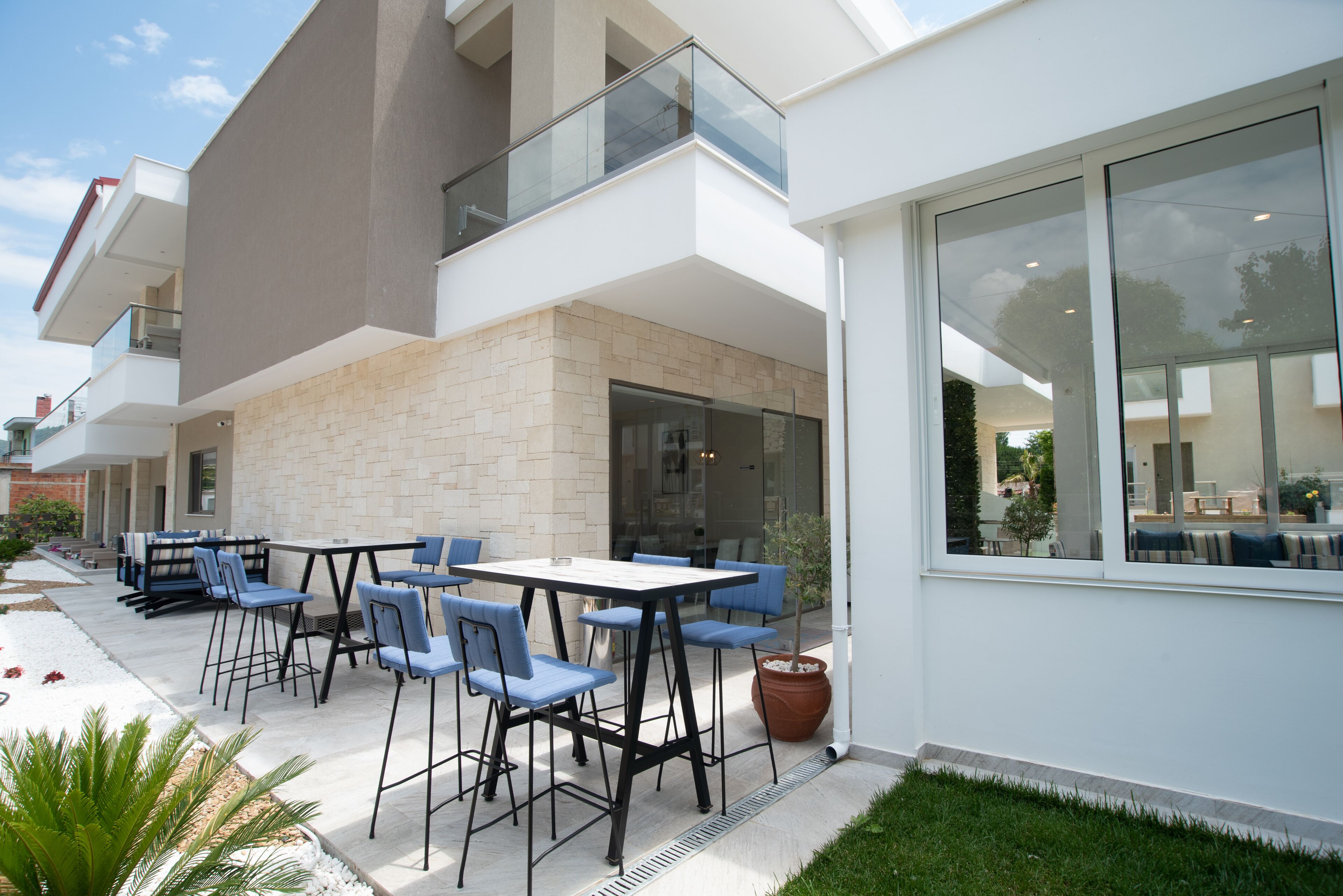 Lagaria Hotel II & Apartments