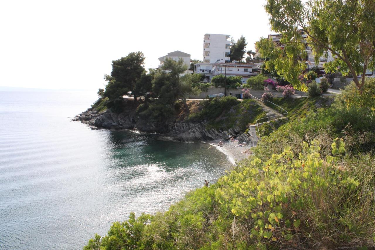 Akrotiri Hotel