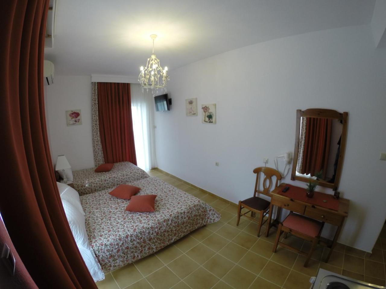 Akrotiri Hotel