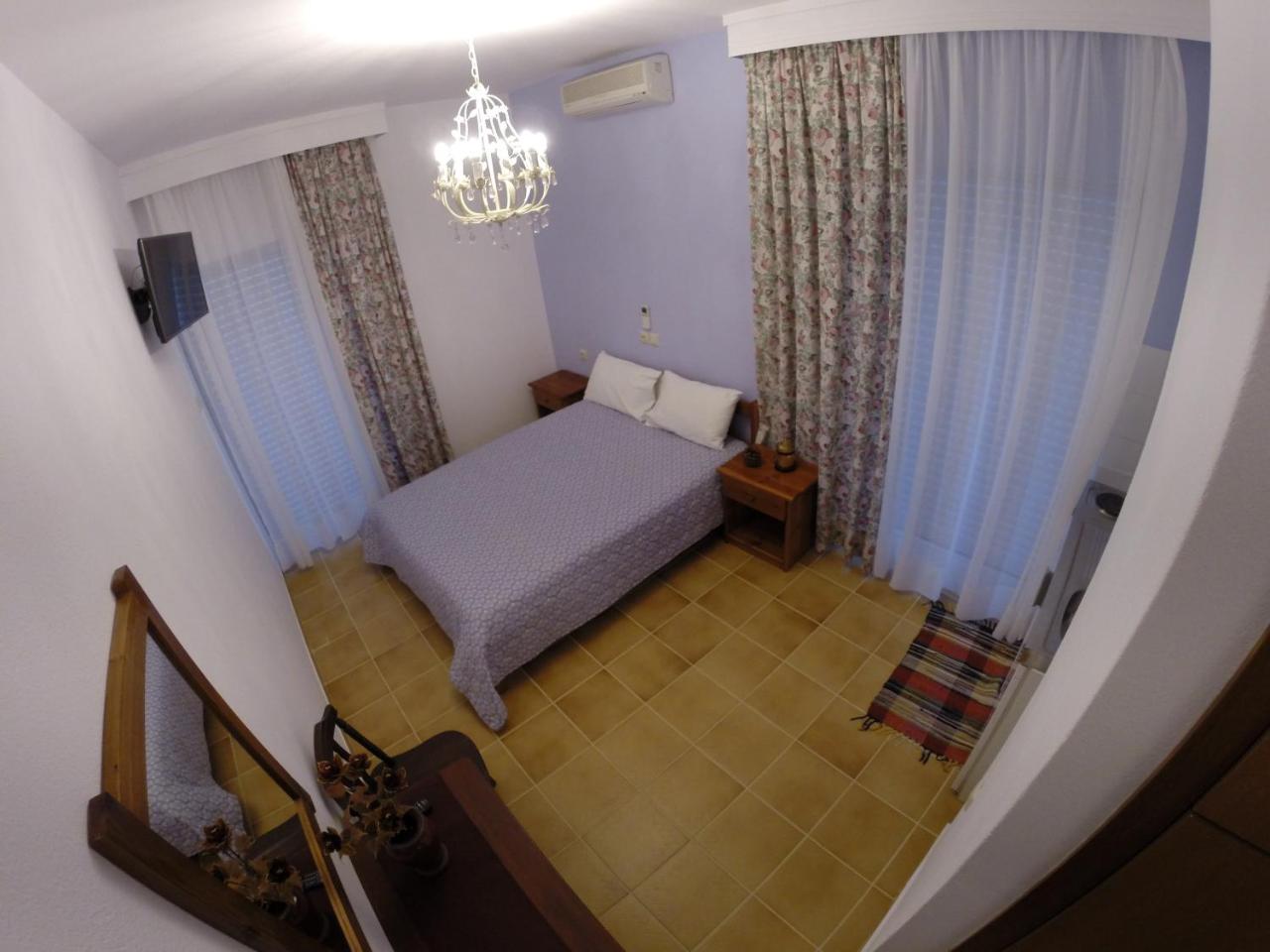 Akrotiri Hotel