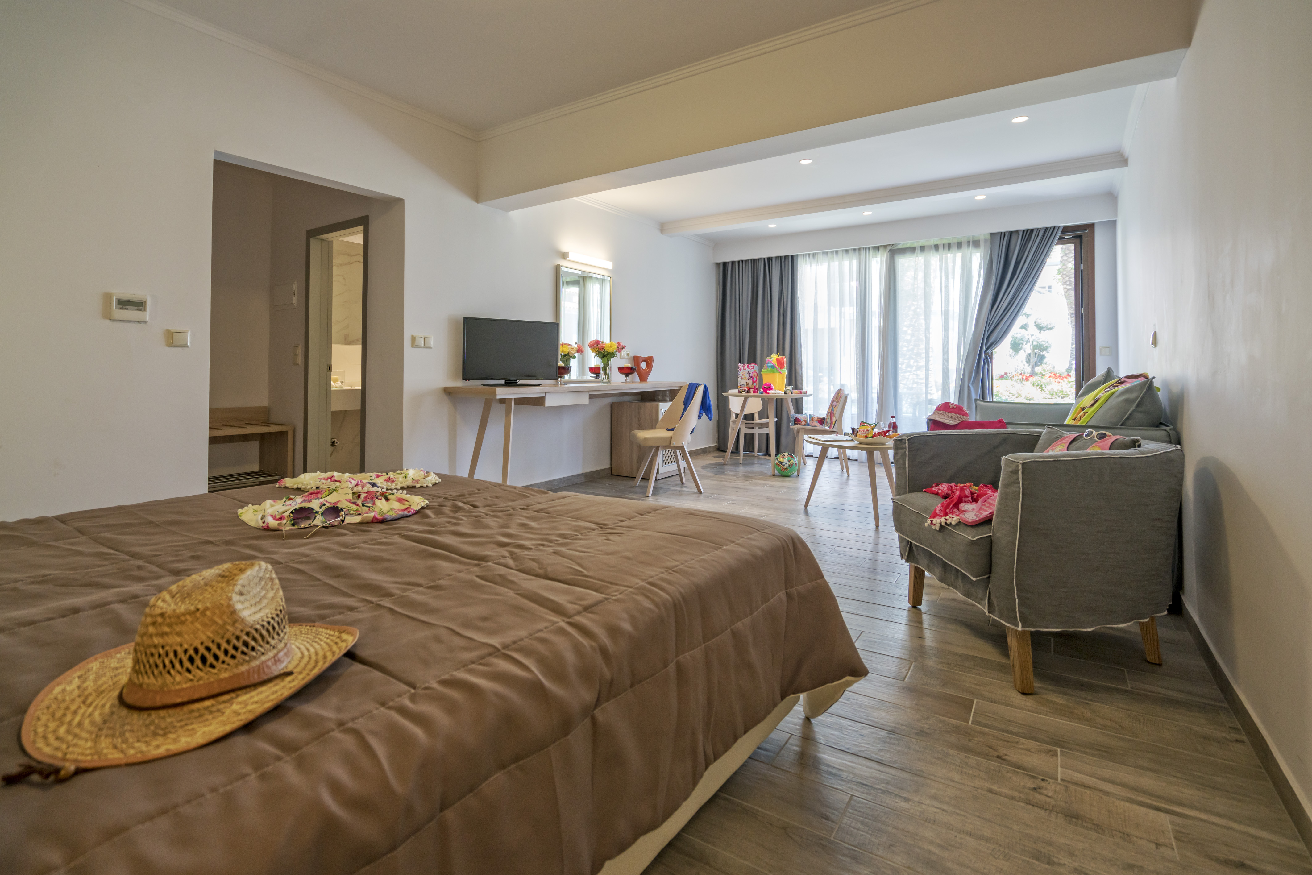 Lagomandra Beach Hotel