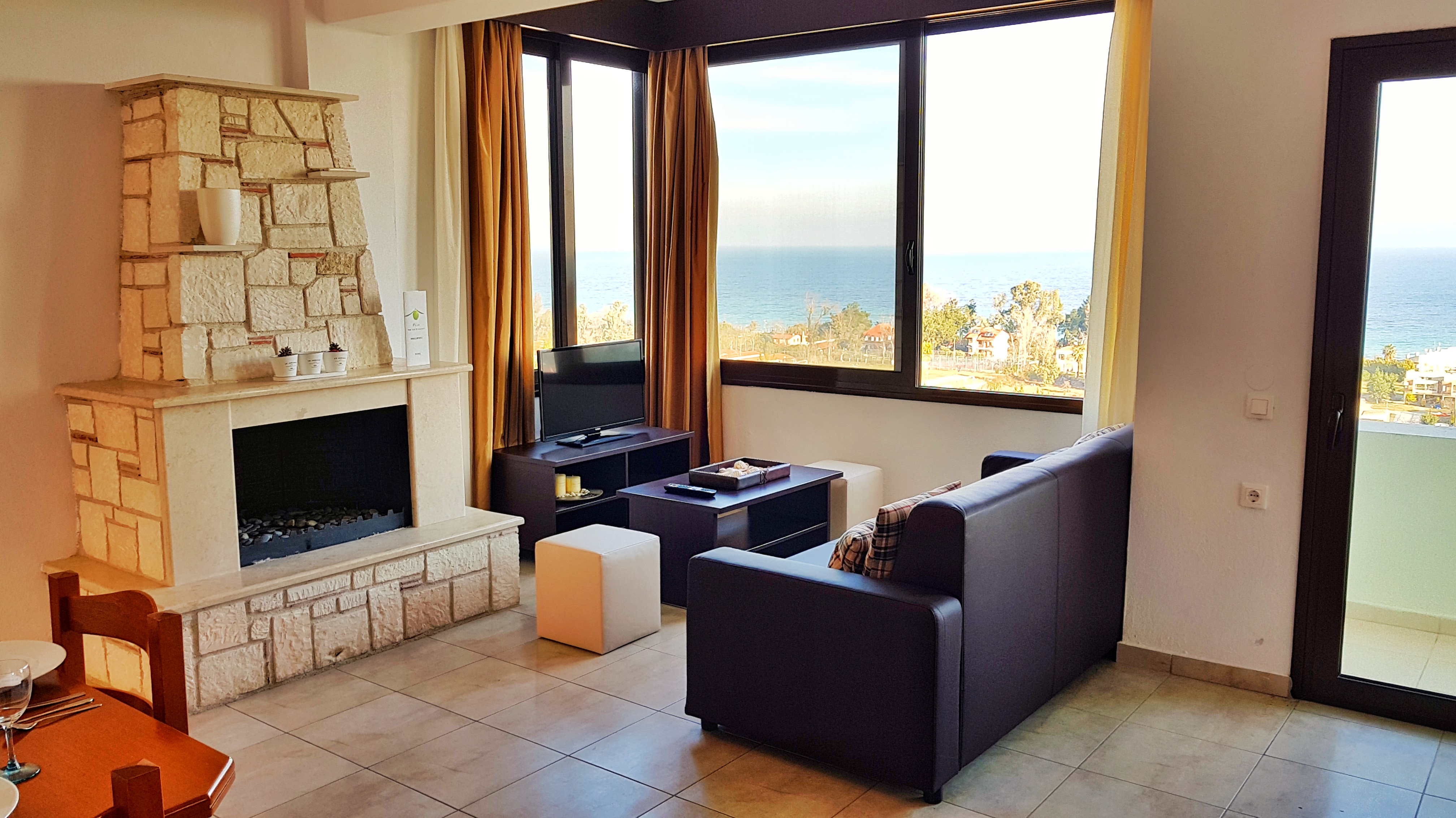 Bungalow White Apartments And Suites