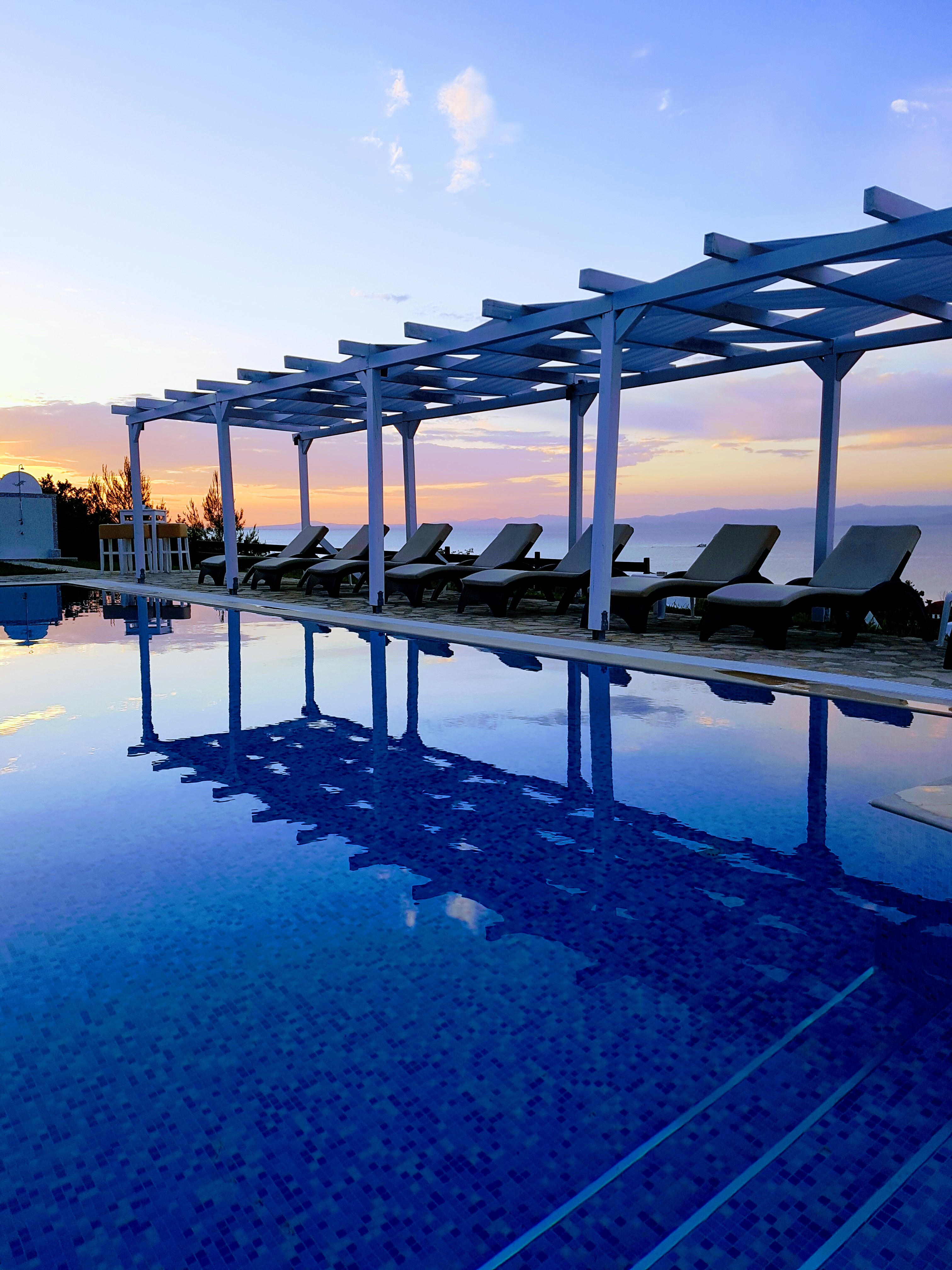 Bungalow White Apartments And Suites