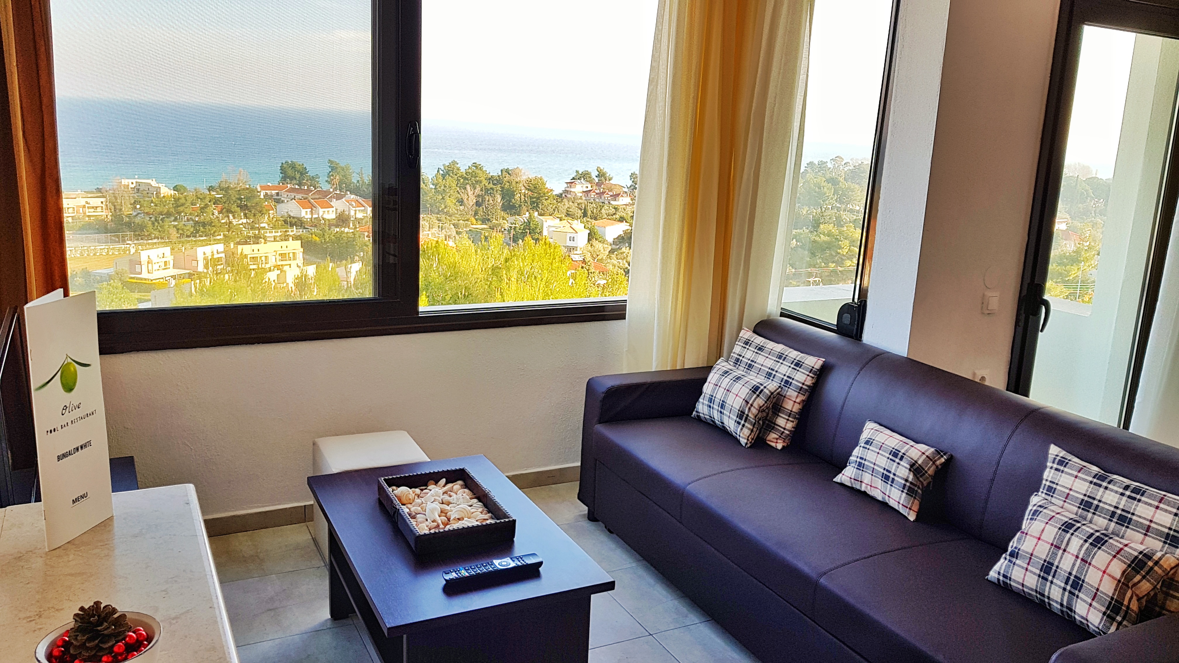 Bungalow White Apartments And Suites