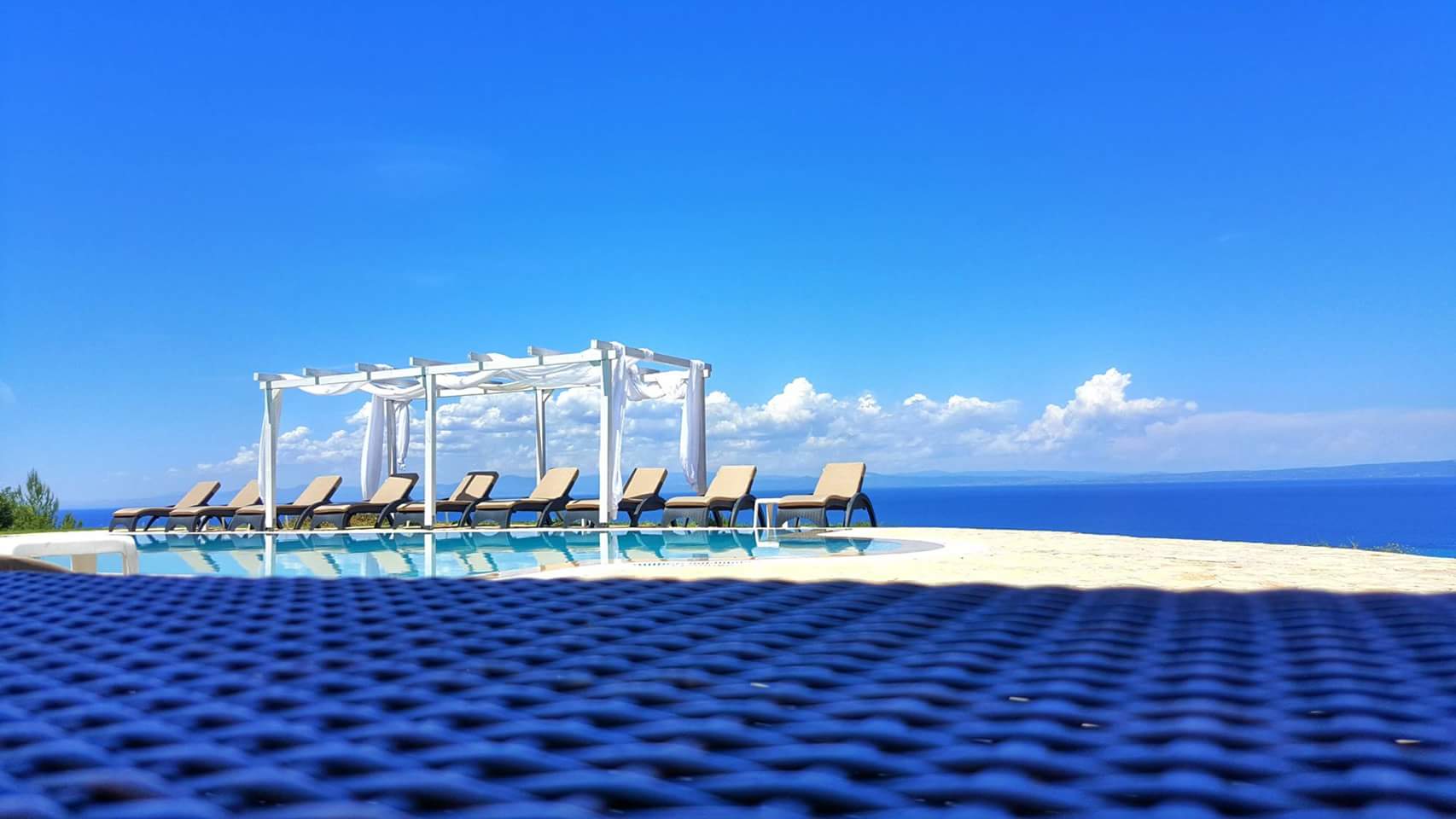 Bungalow White Apartments And Suites