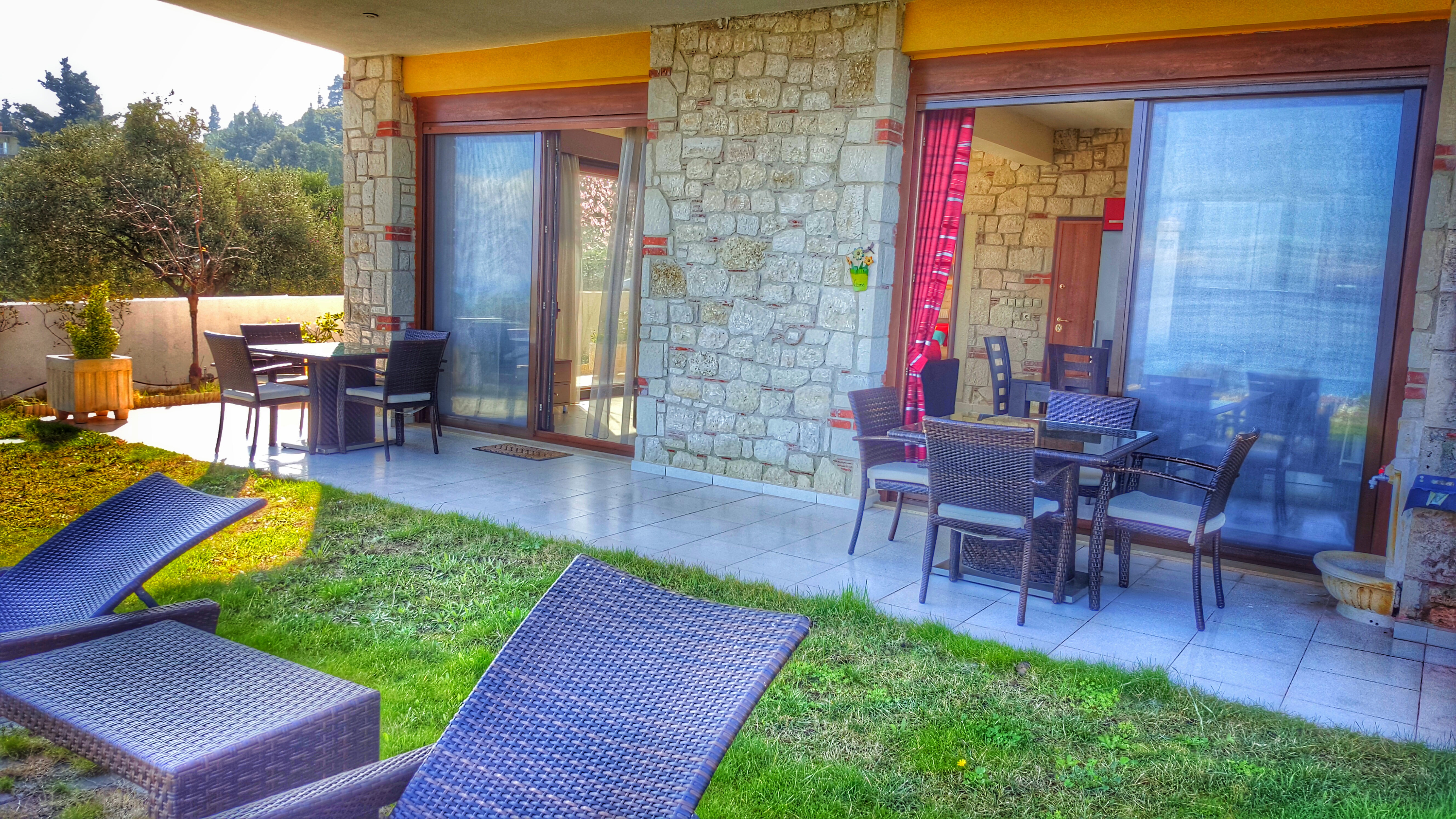 Bungalow White Apartments And Suites