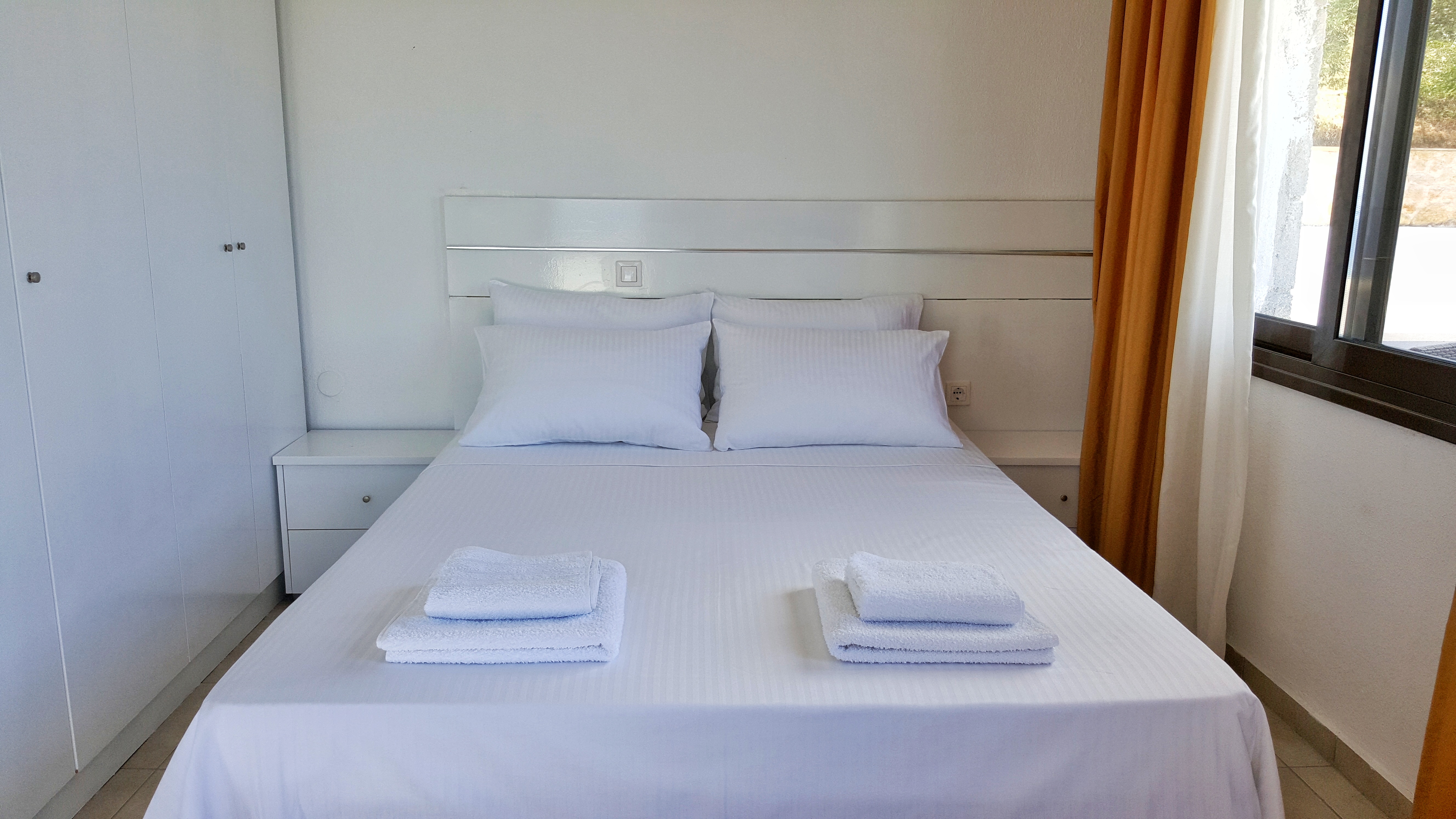 Bungalow White Apartments And Suites