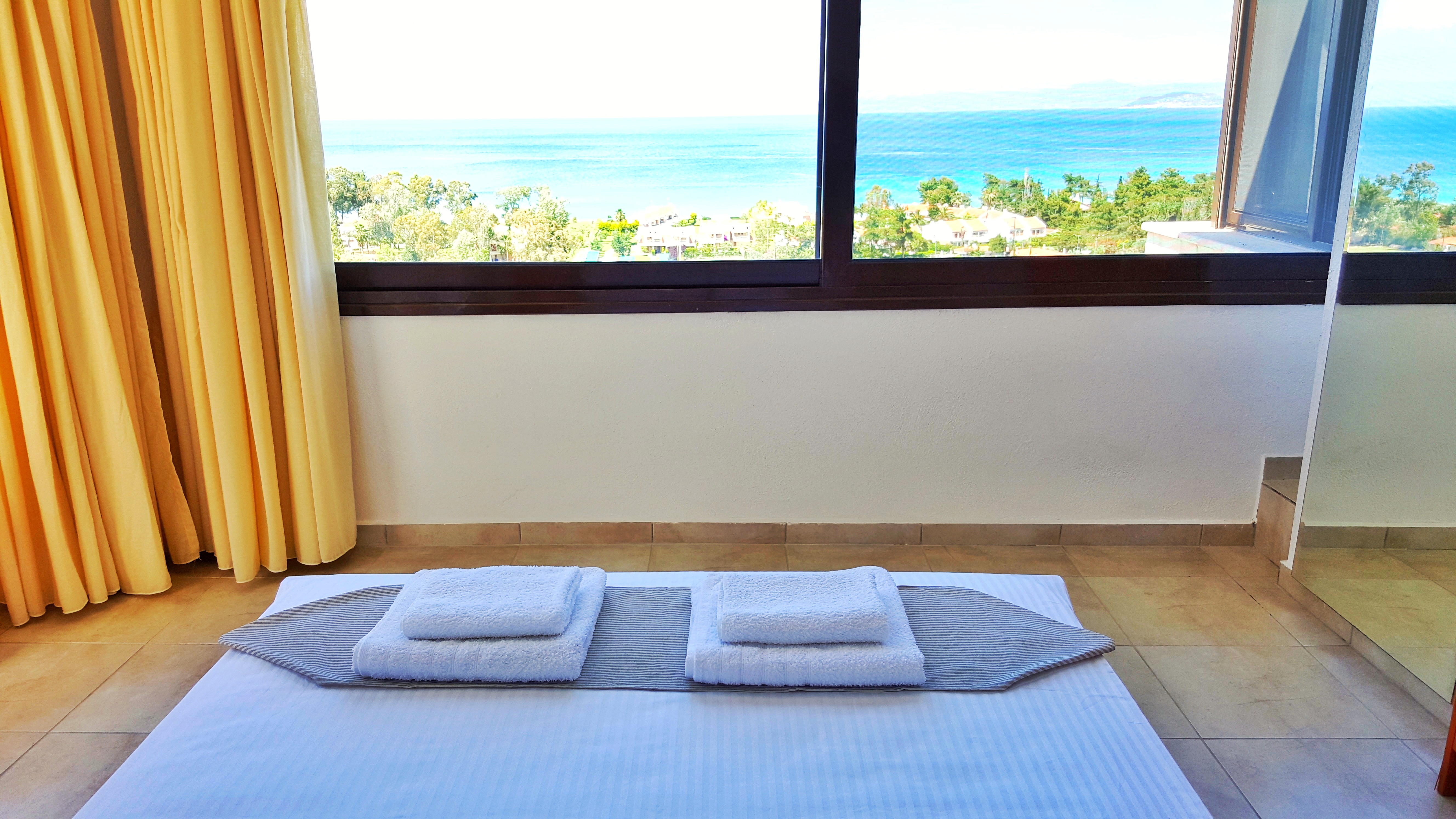 Bungalow White Apartments And Suites