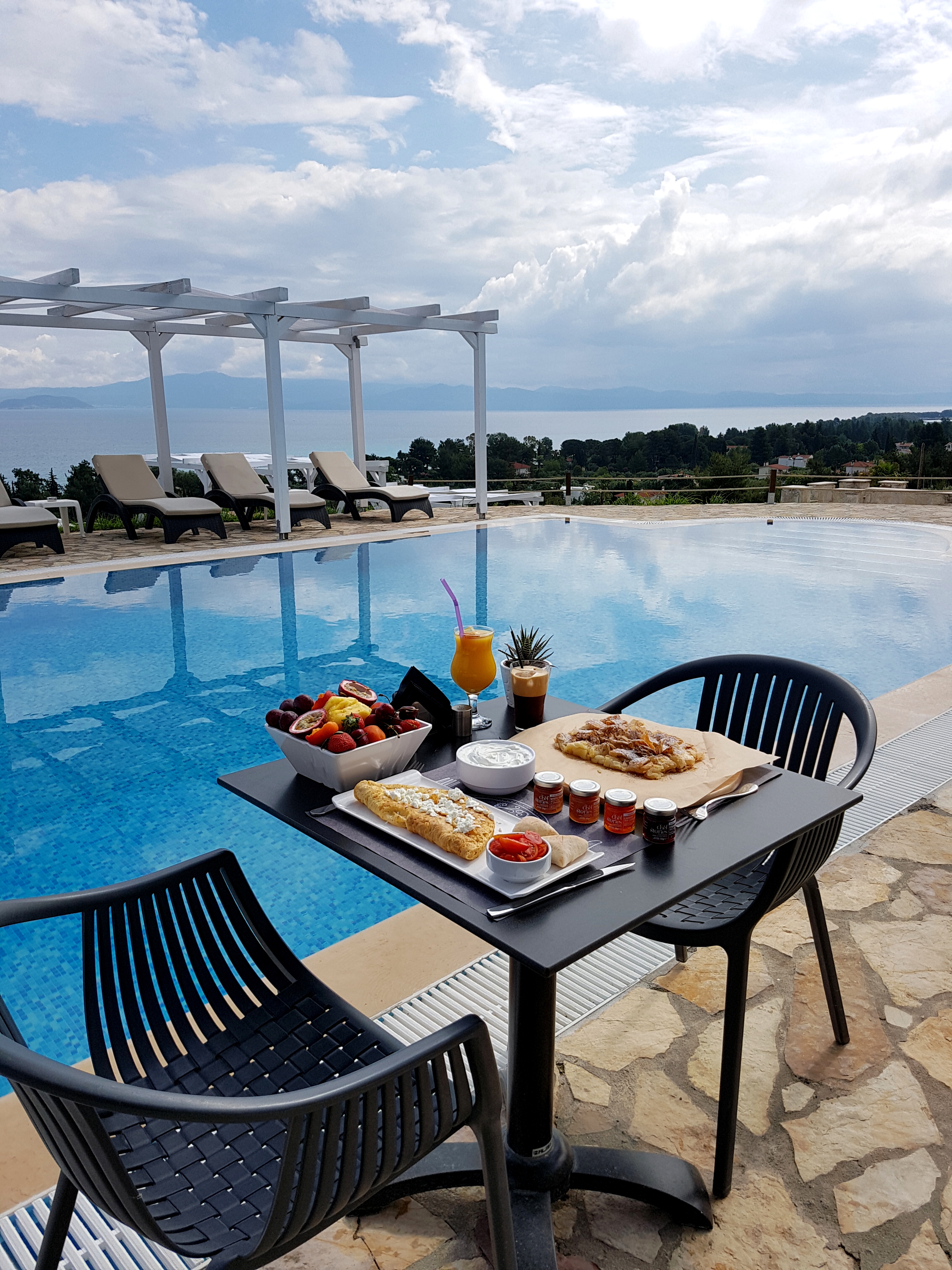 Bungalow White Apartments And Suites