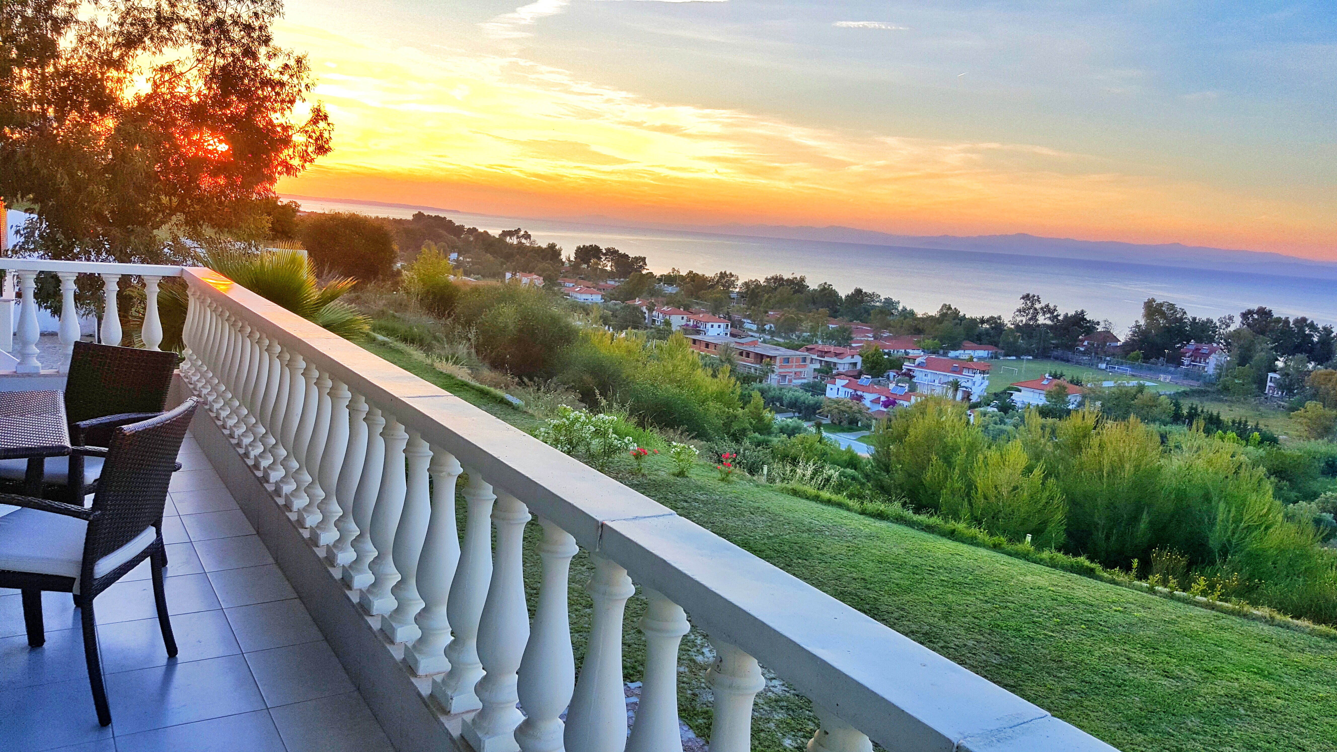 Bungalow White Apartments And Suites