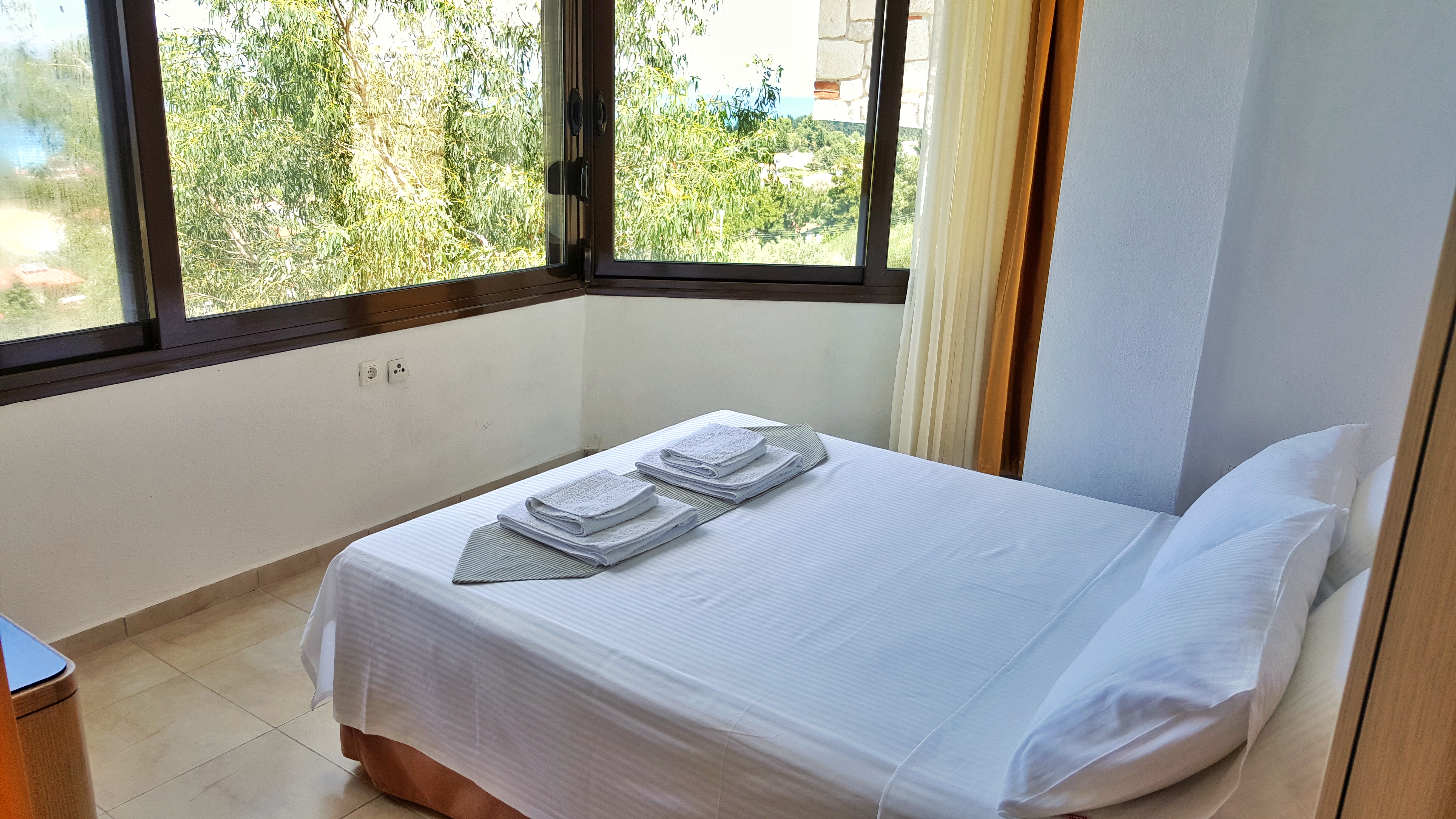 Bungalow White Apartments And Suites