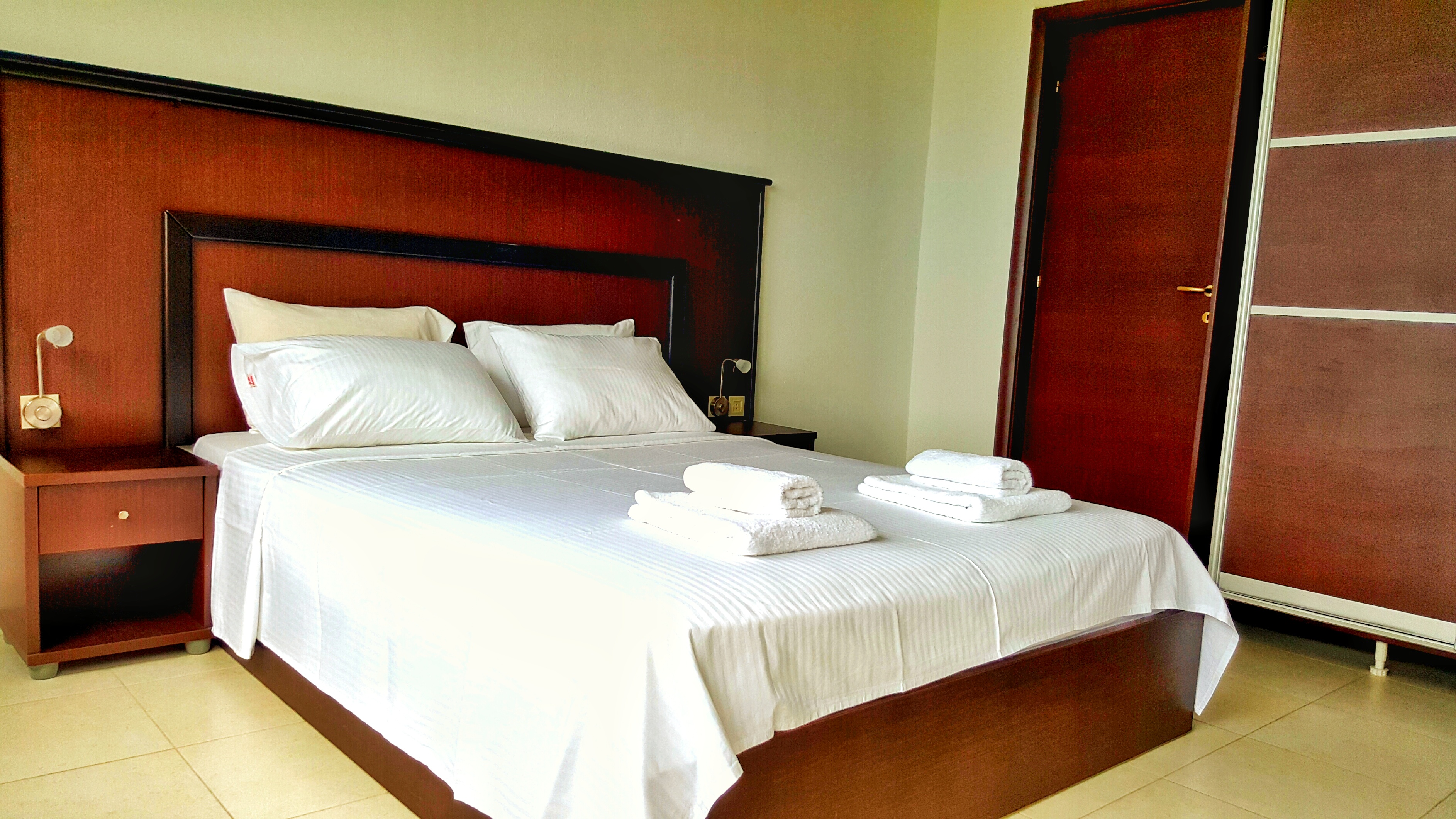 Bungalow White Apartments And Suites