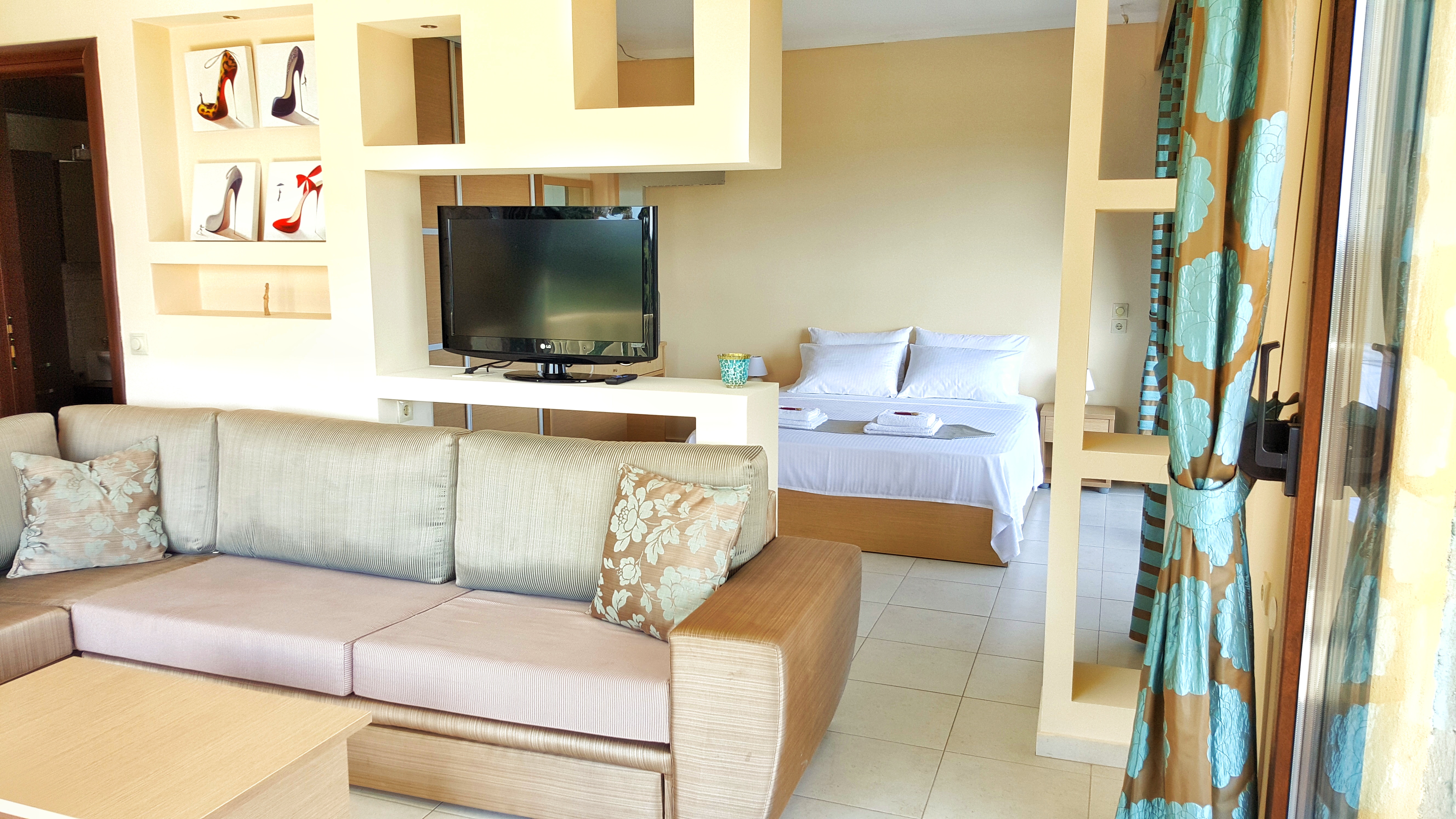 Bungalow White Apartments And Suites