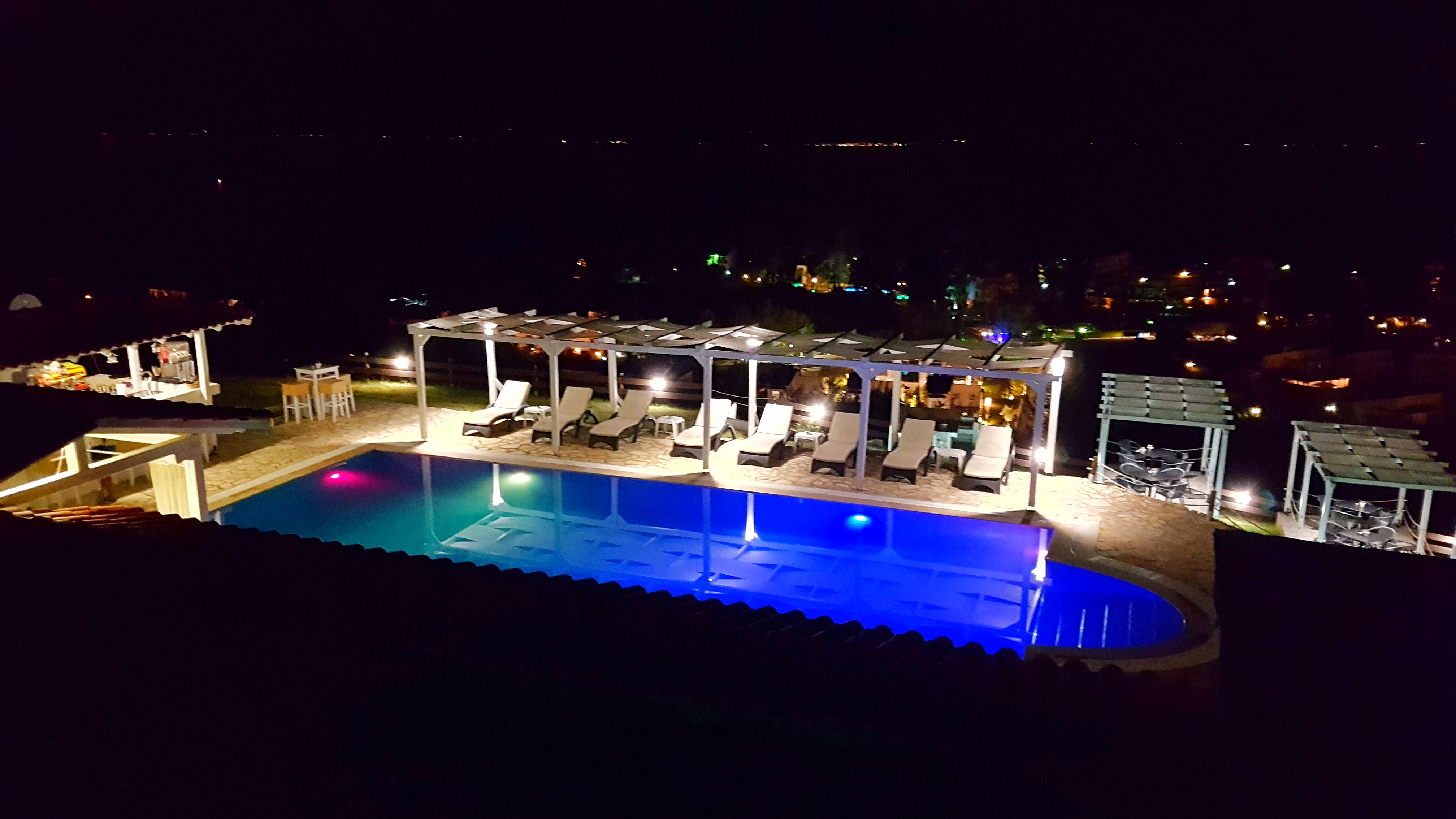 Bungalow White Apartments And Suites