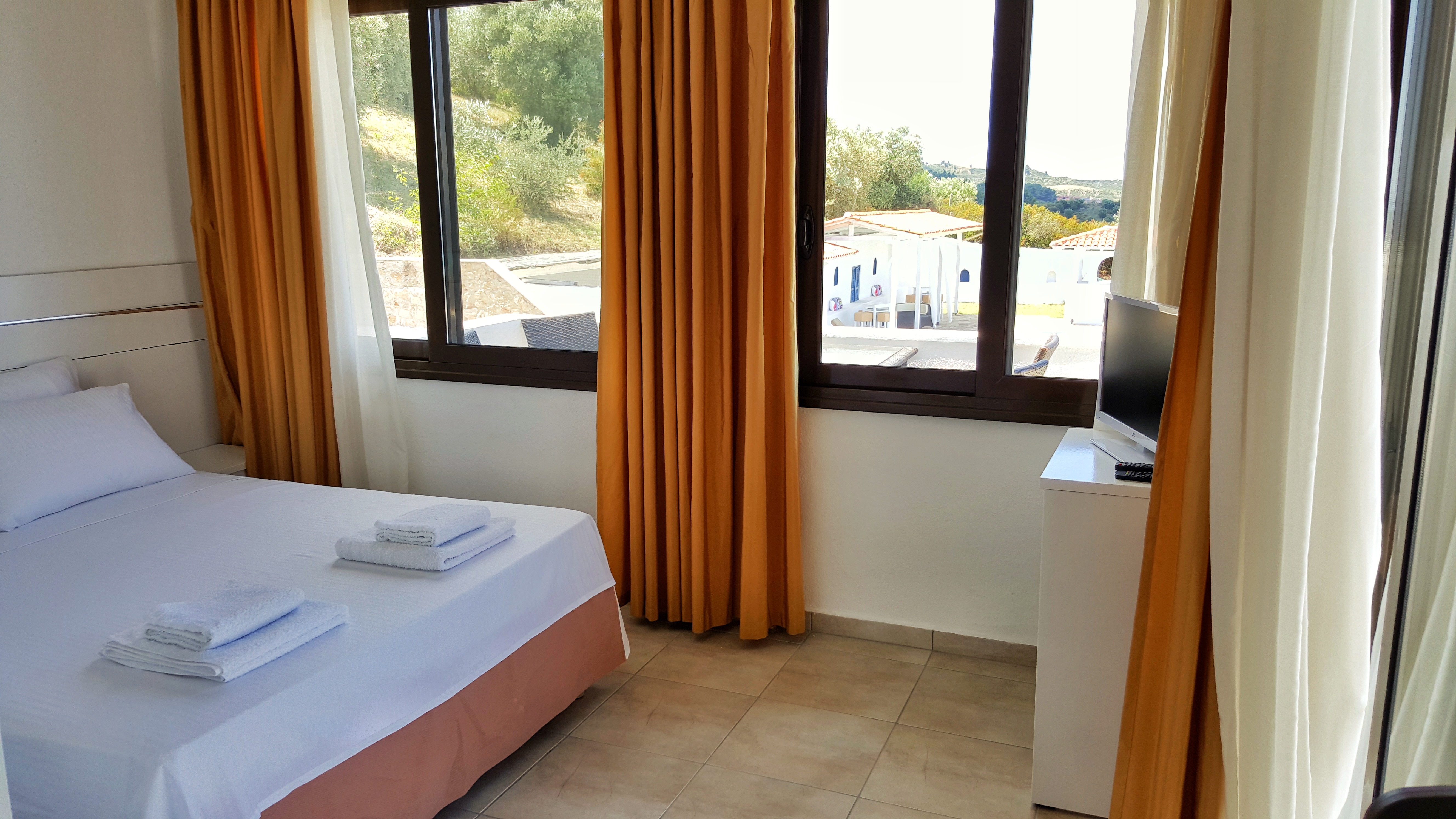 Bungalow White Apartments And Suites