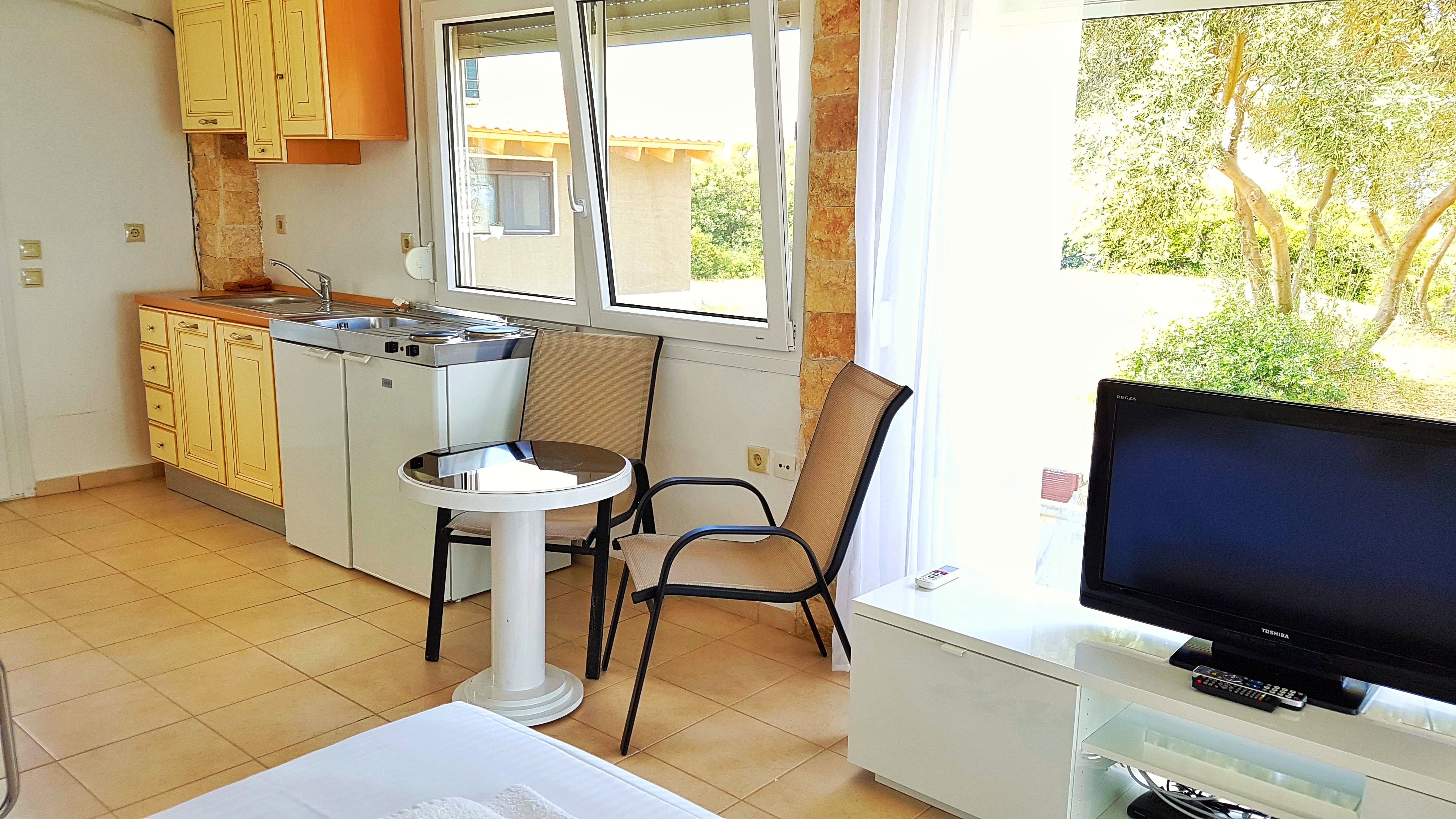 Bungalow White Apartments And Suites