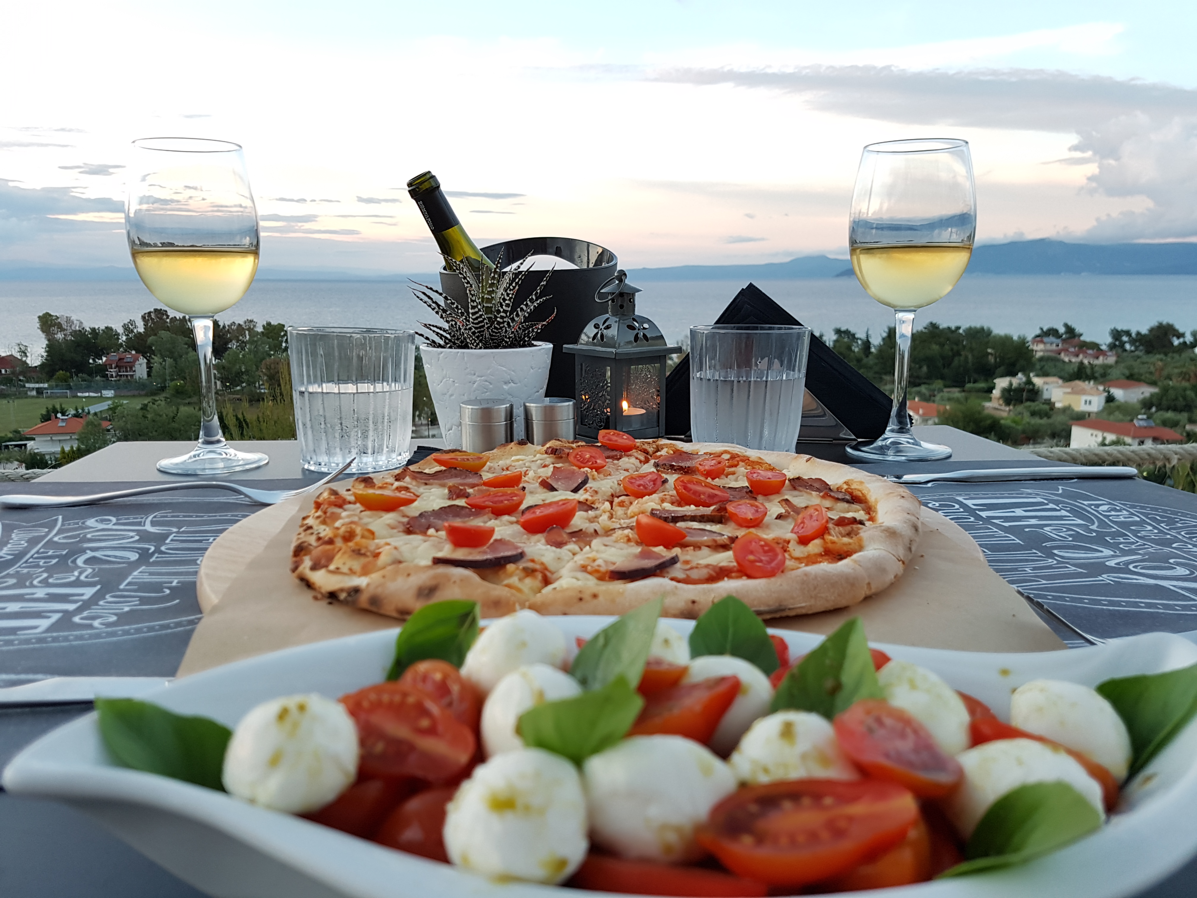 Bungalow White Apartments And Suites