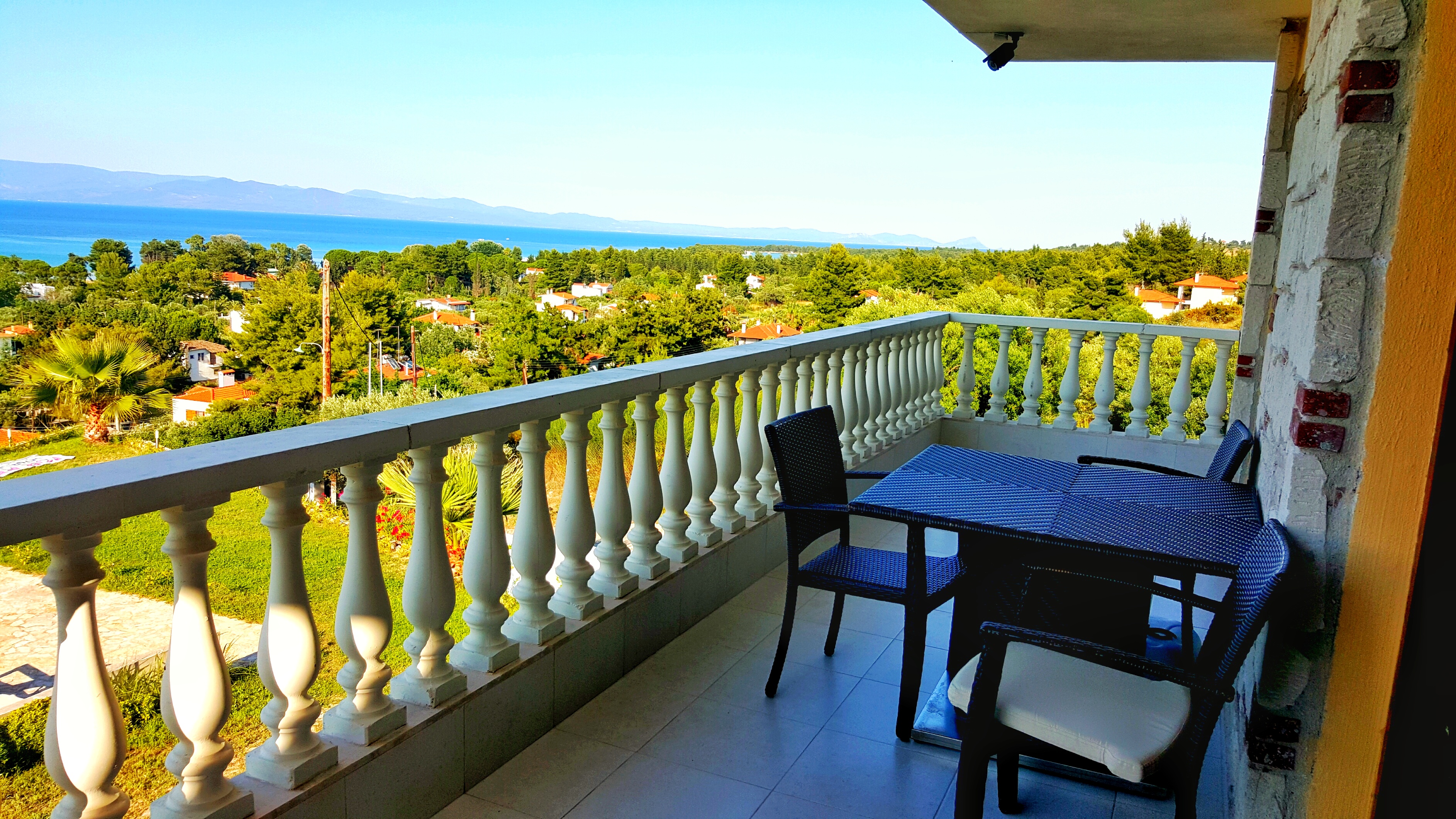 Bungalow White Apartments And Suites