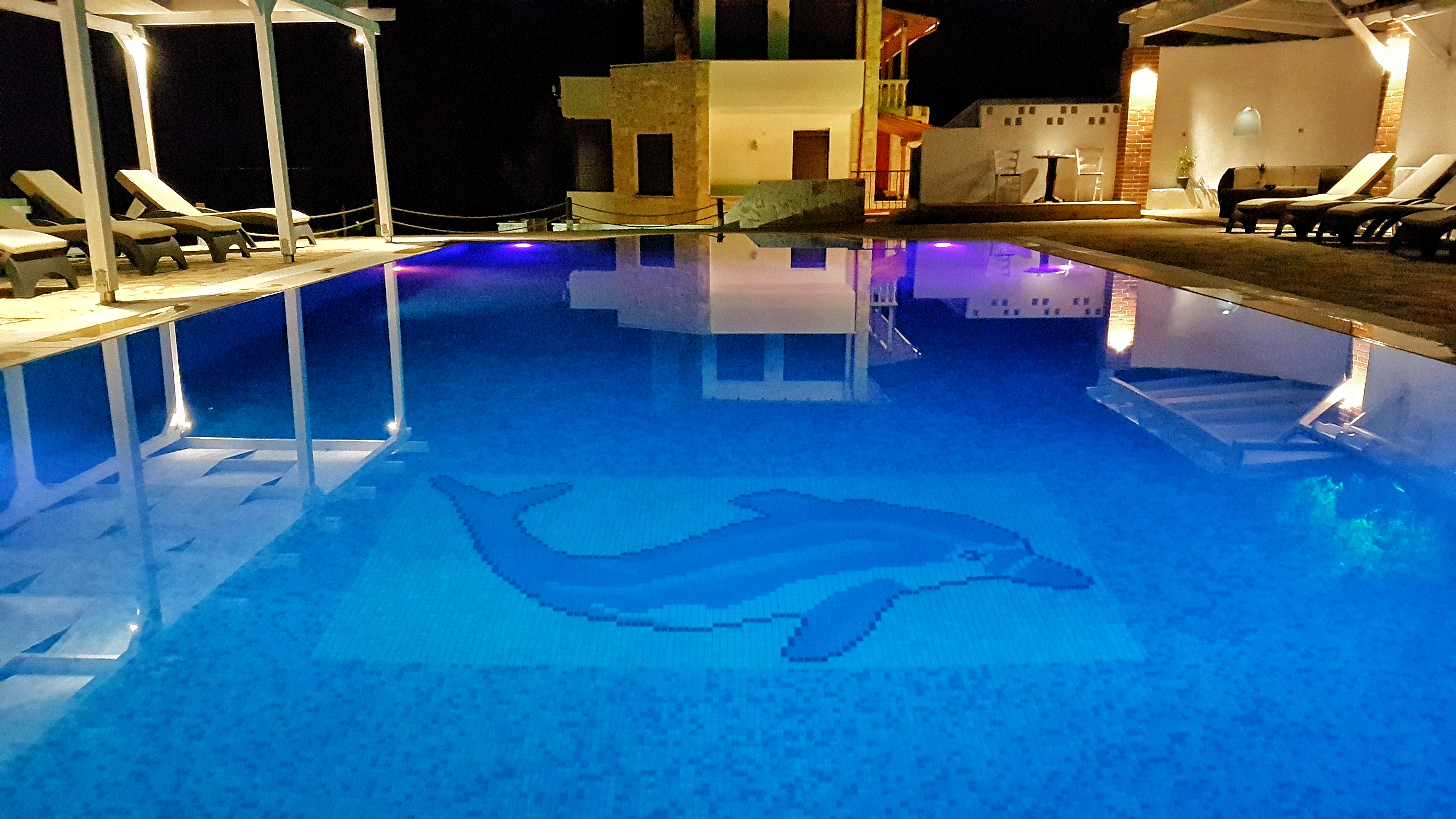 Bungalow White Apartments And Suites