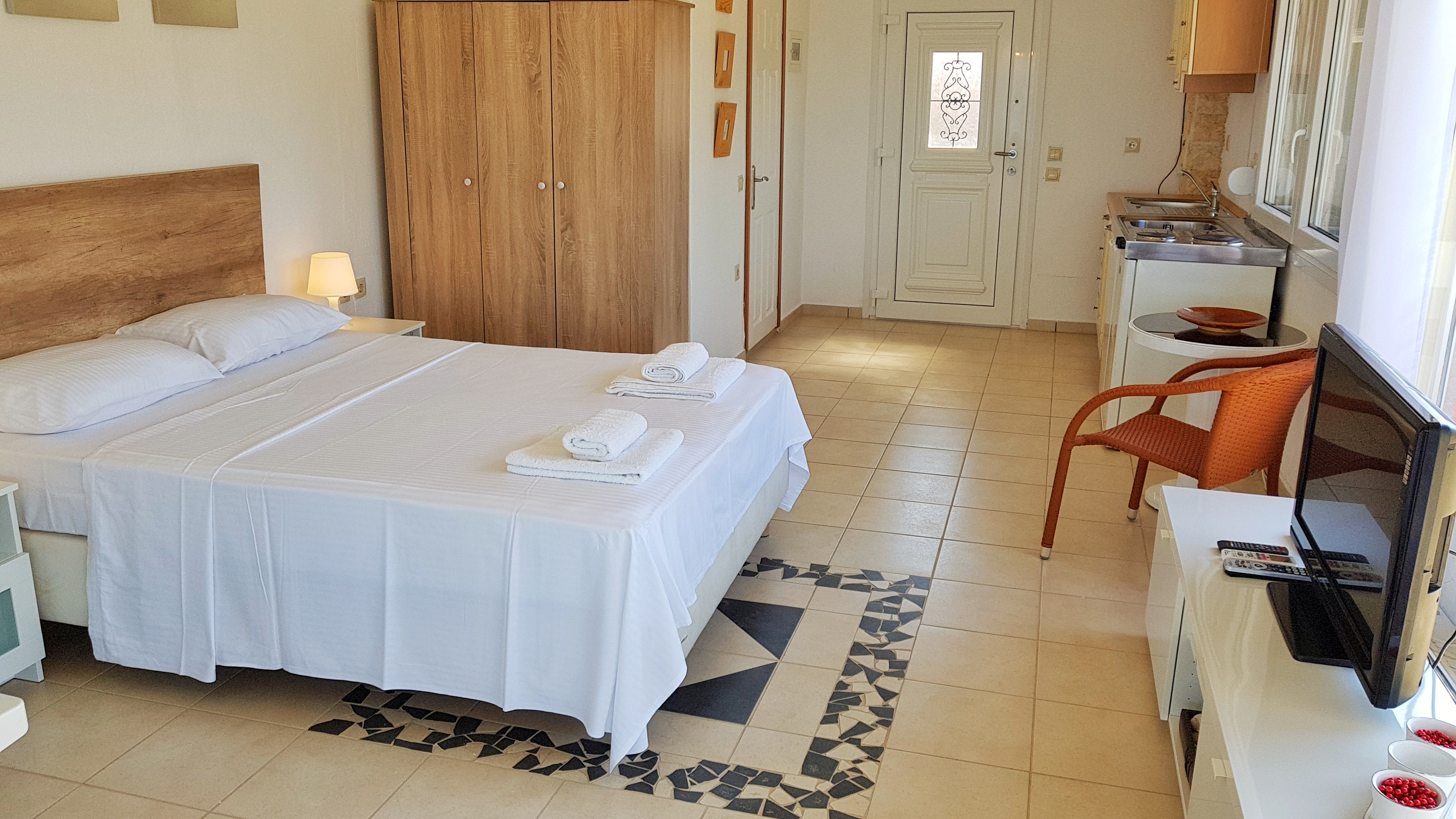 Bungalow White Apartments And Suites