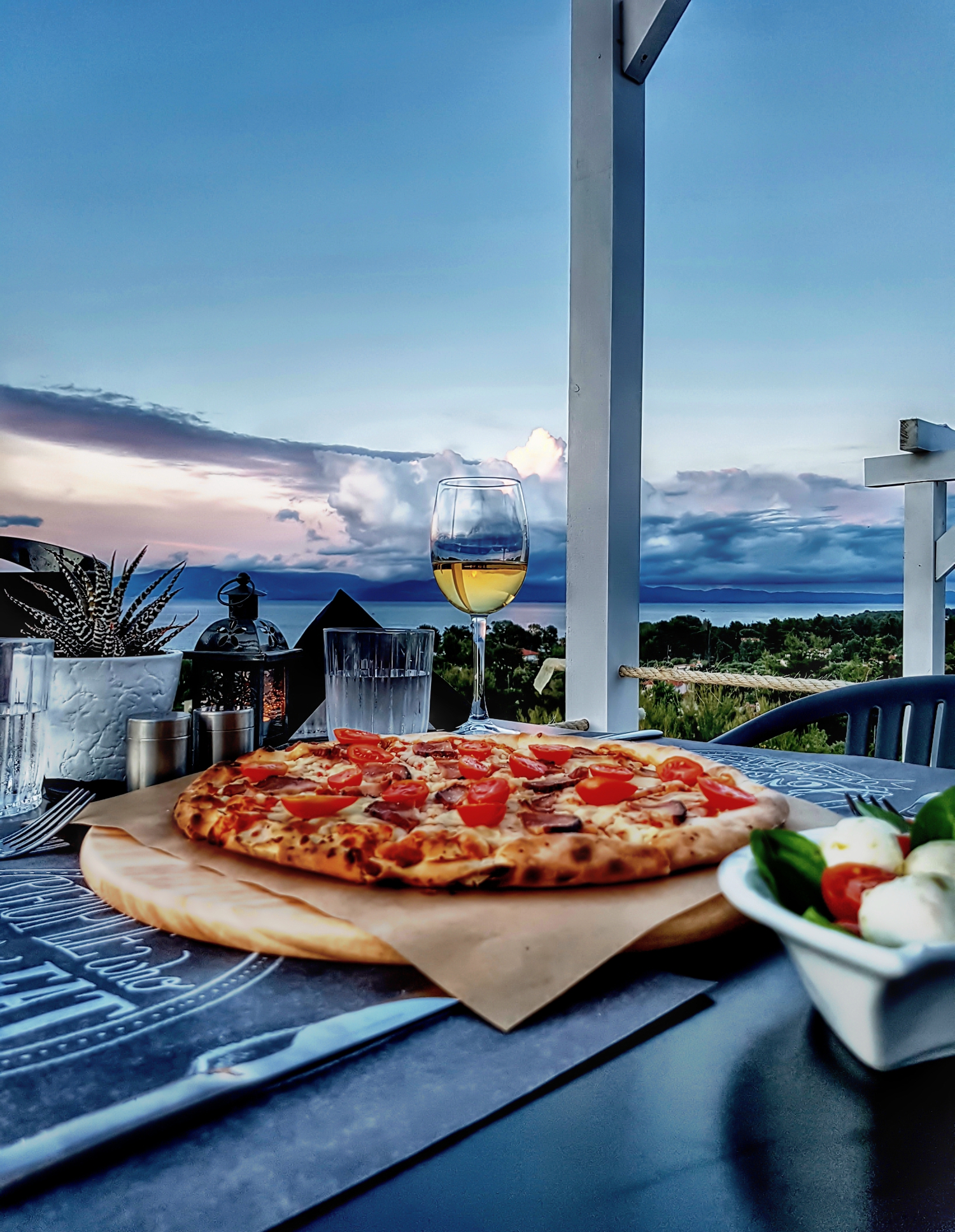 Bungalow White Apartments And Suites