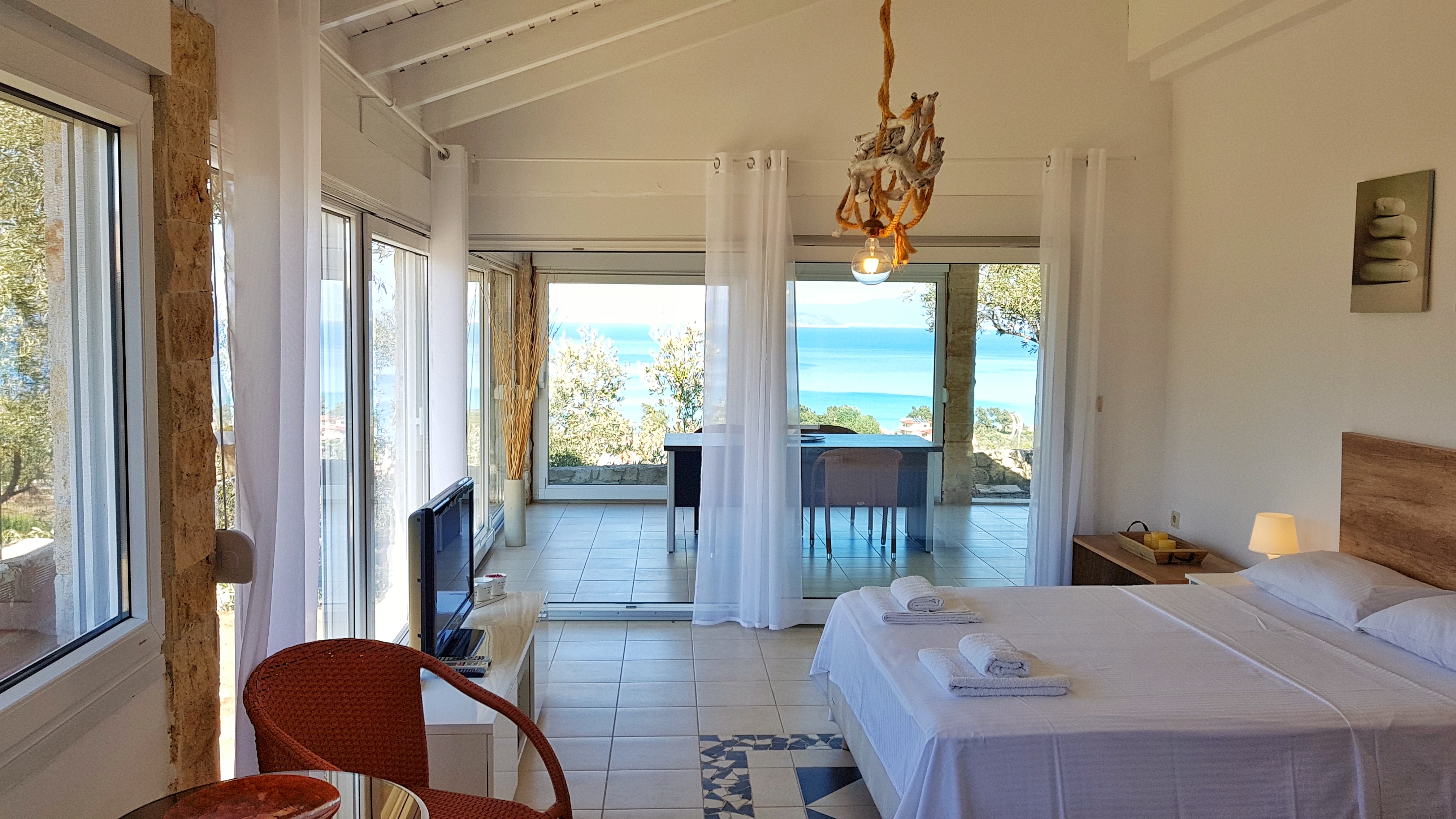 Bungalow White Apartments And Suites