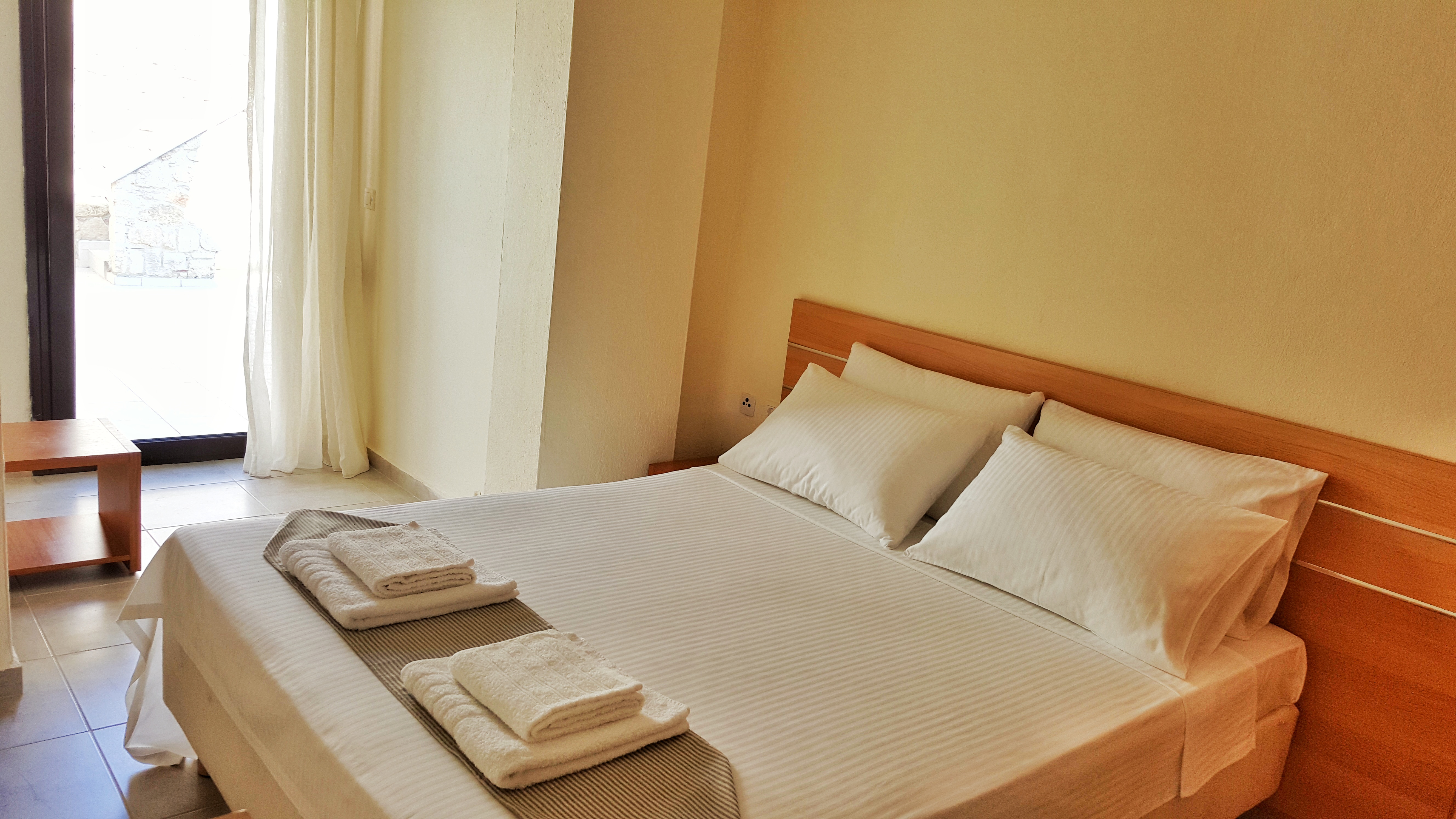 Bungalow White Apartments And Suites