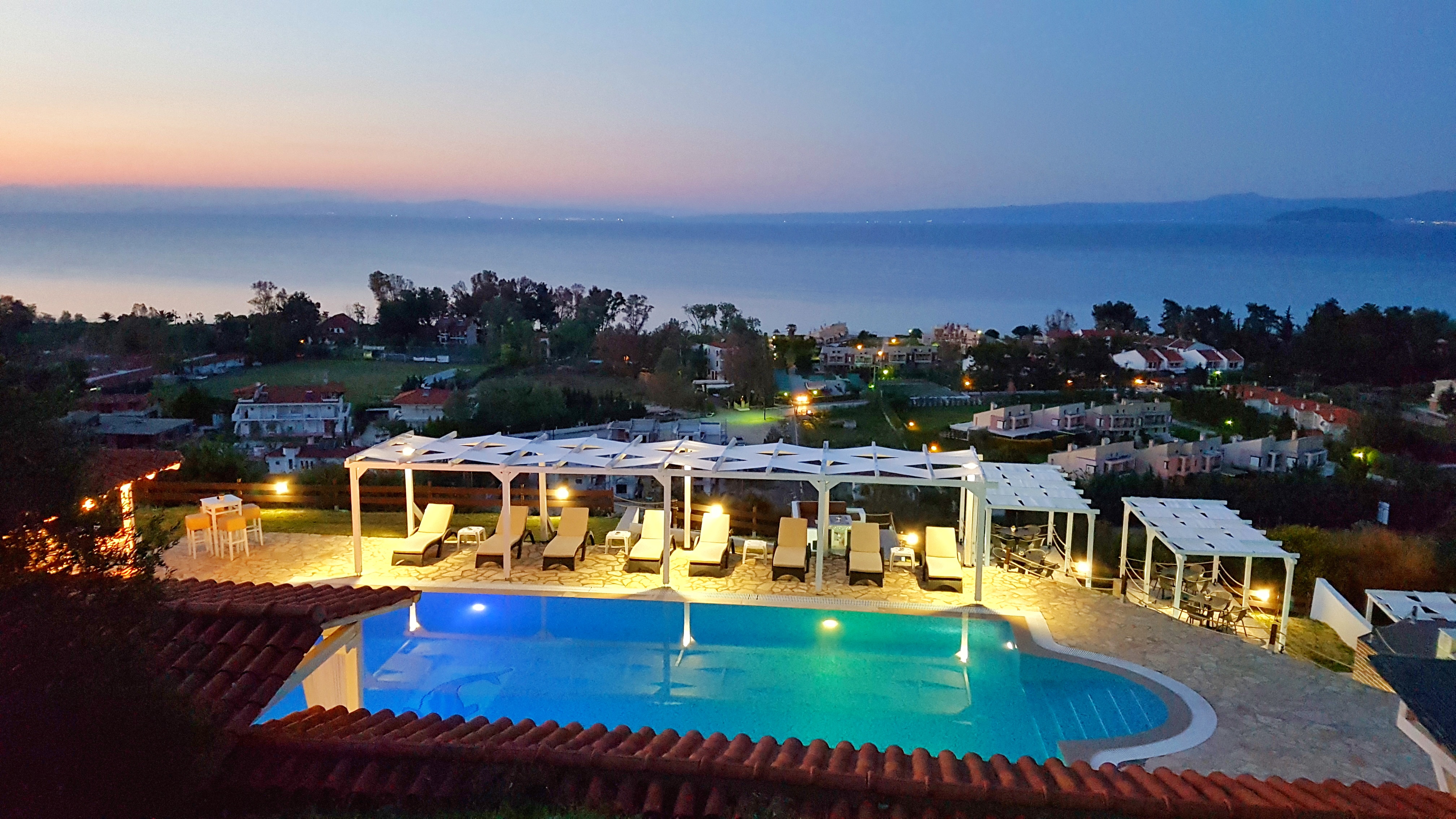 Bungalow White Apartments And Suites