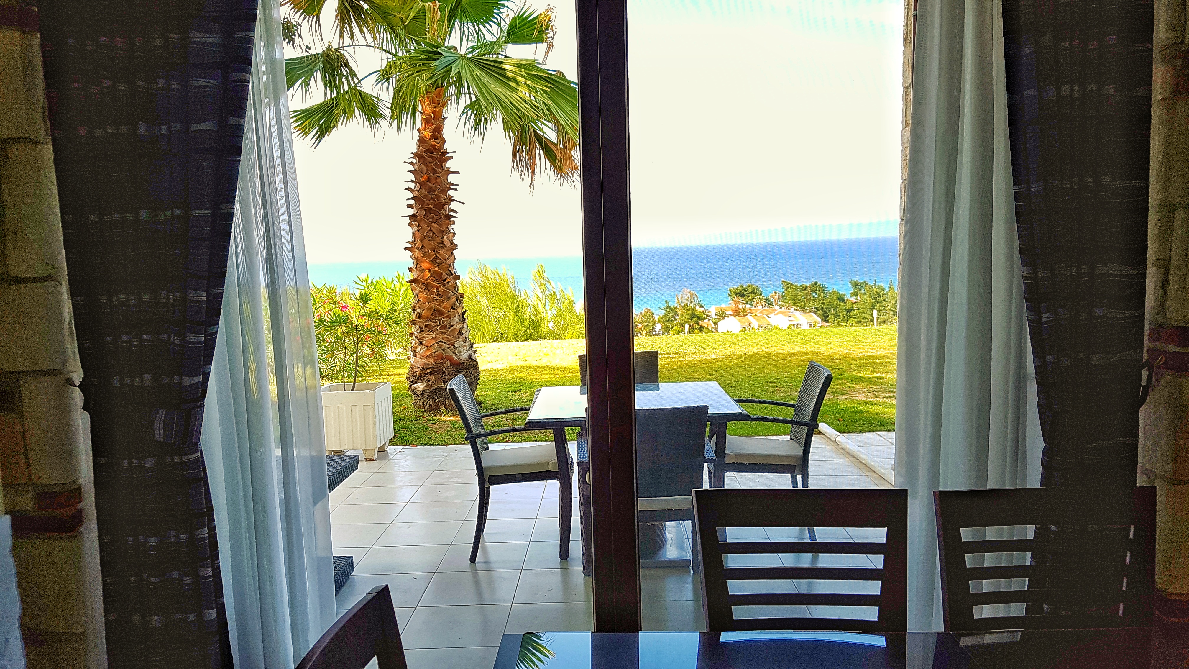 Bungalow White Apartments And Suites