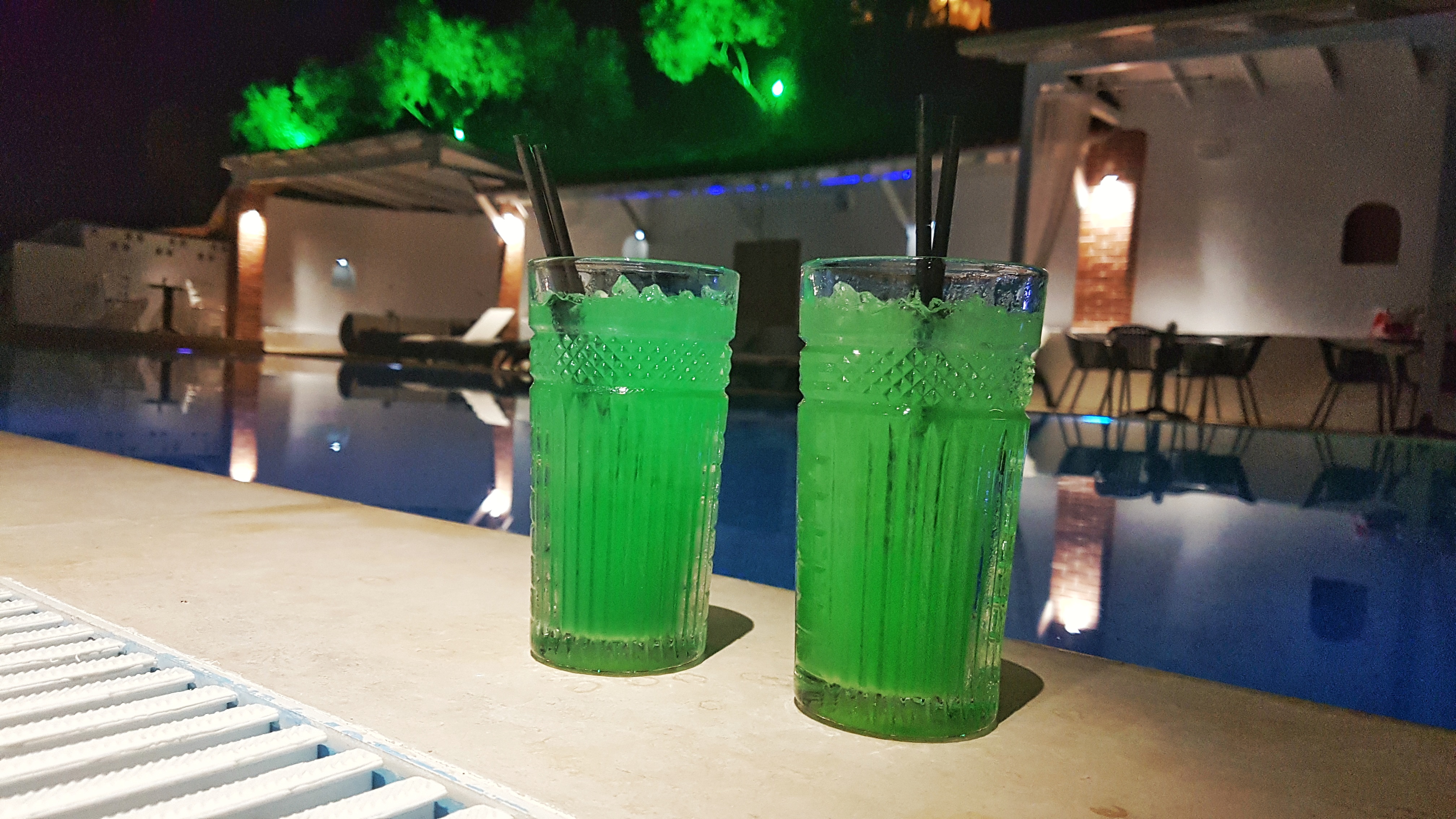 Bungalow White Apartments And Suites