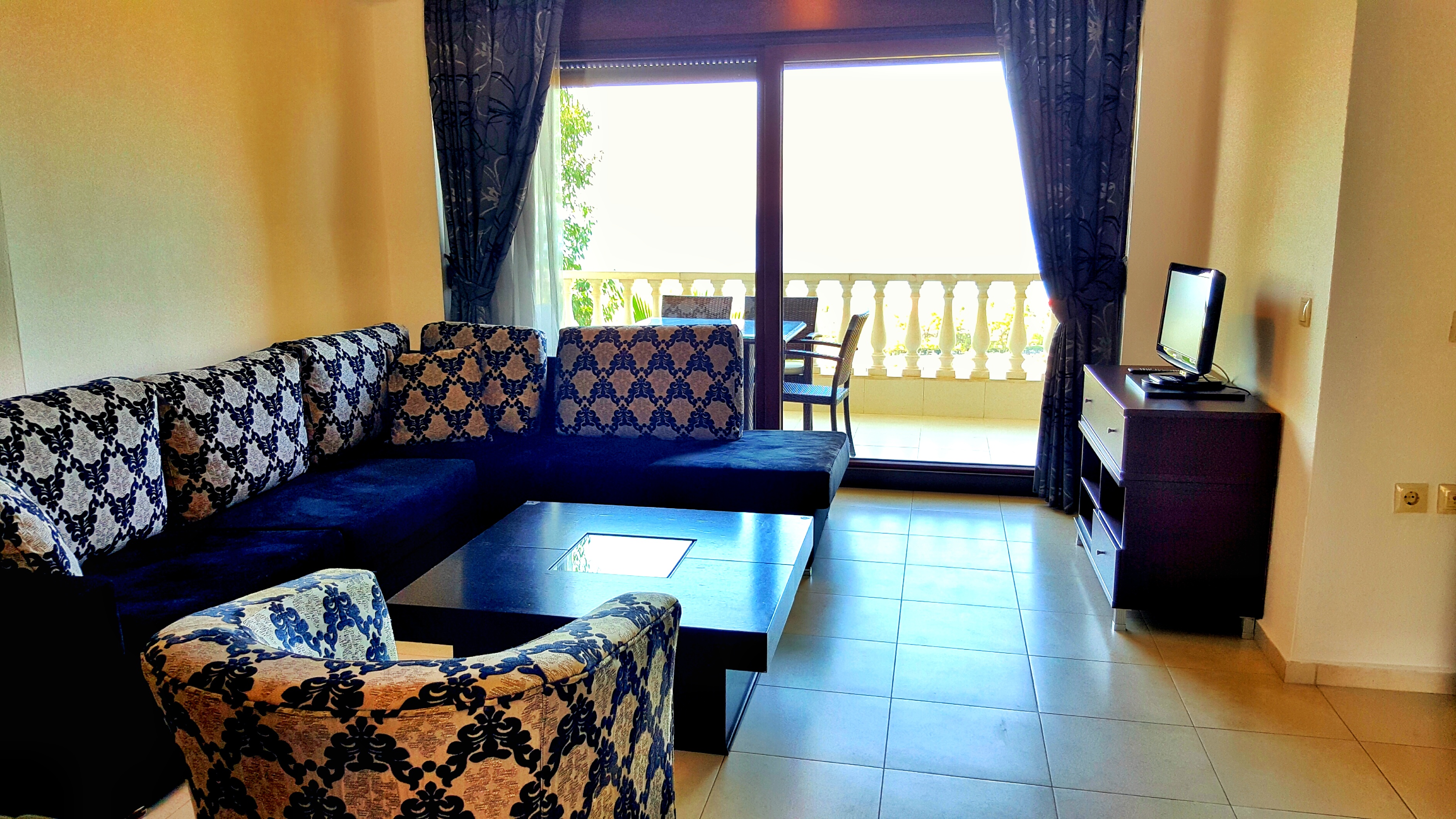 Bungalow White Apartments And Suites