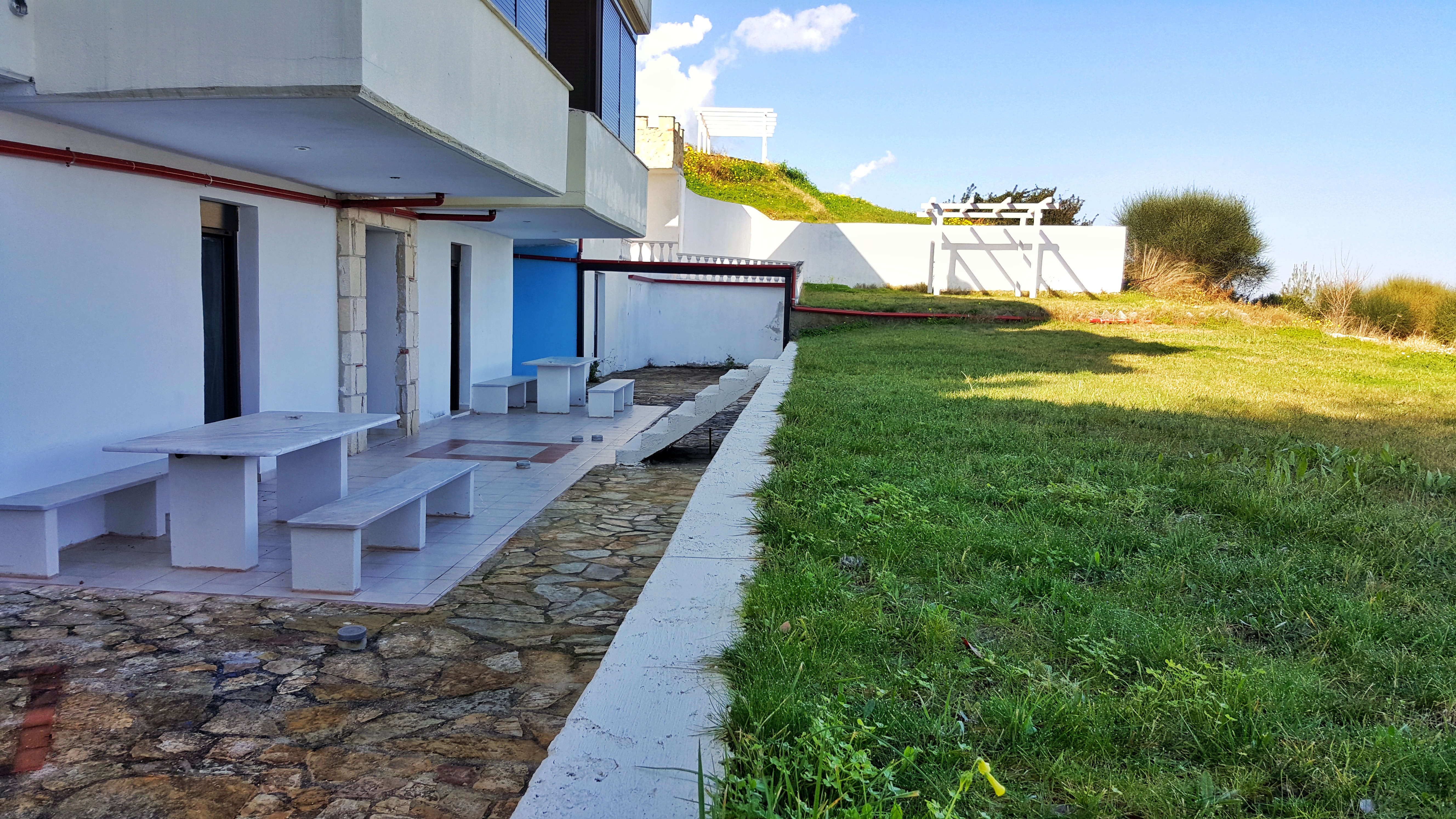 Bungalow White Apartments And Suites