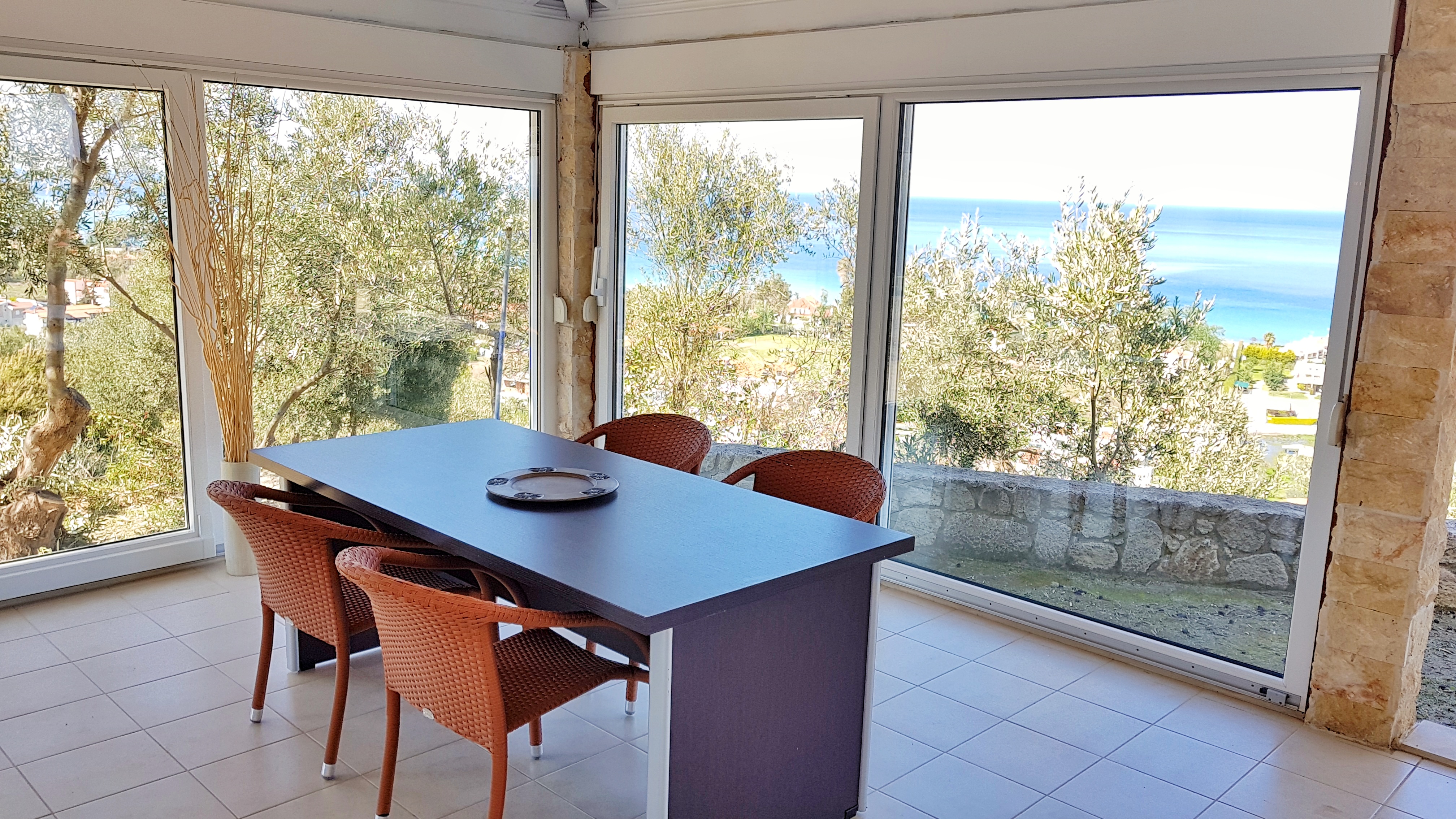 Bungalow White Apartments And Suites