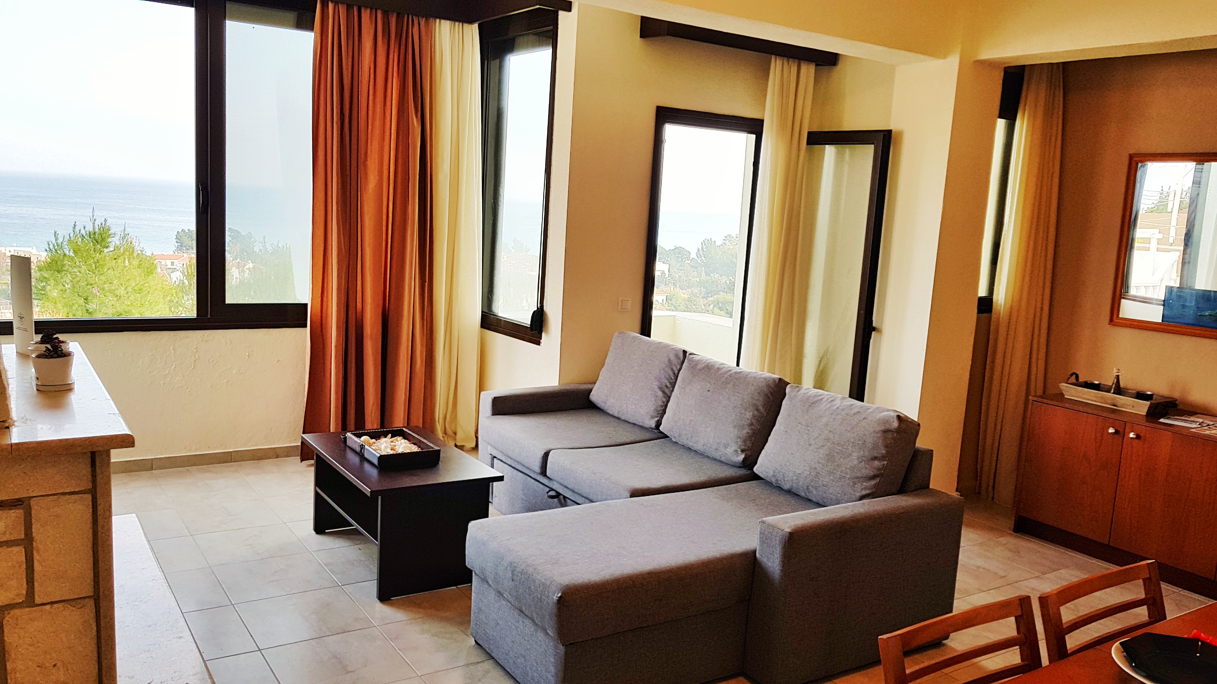 Bungalow White Apartments And Suites