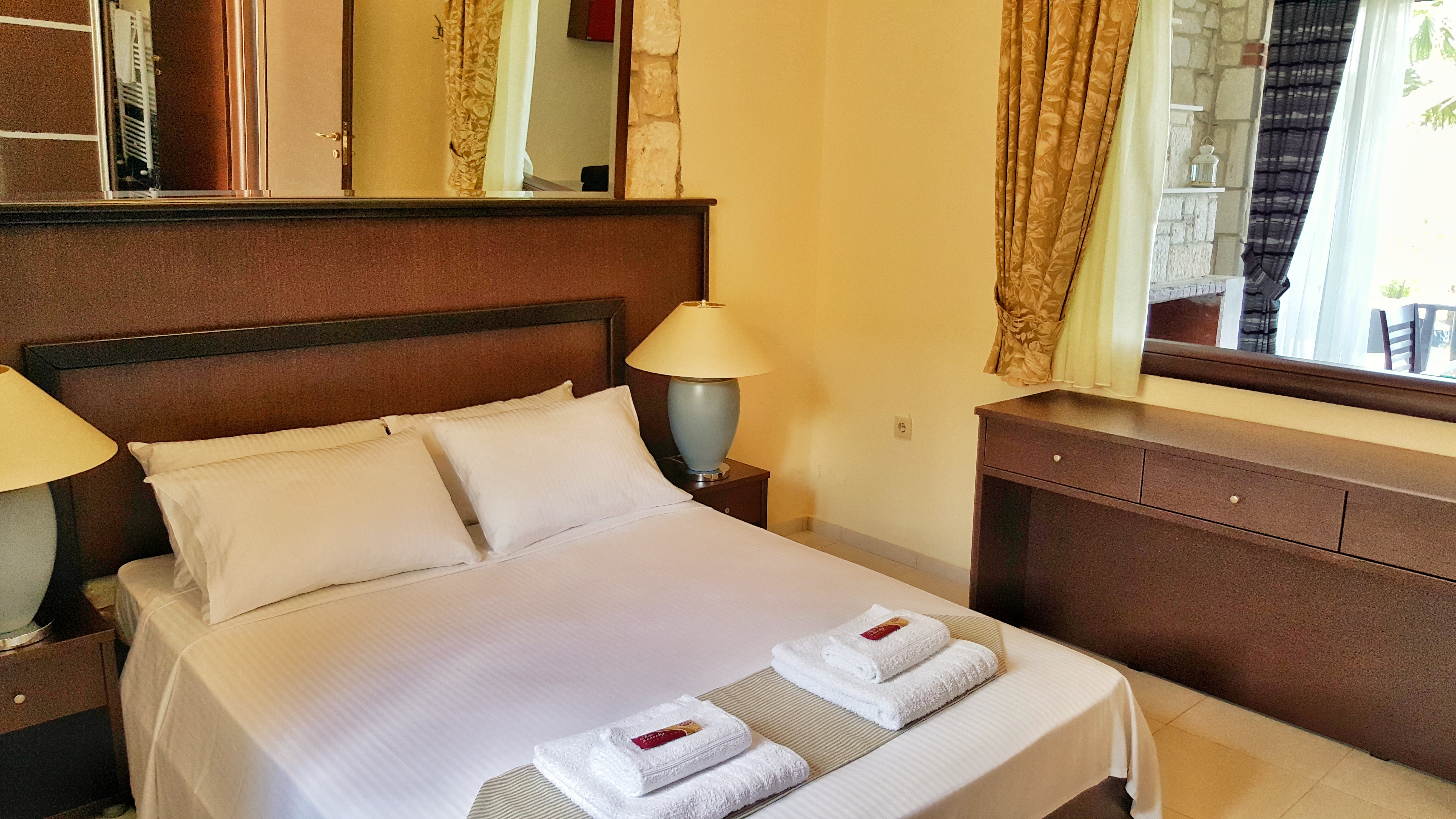 Bungalow White Apartments And Suites