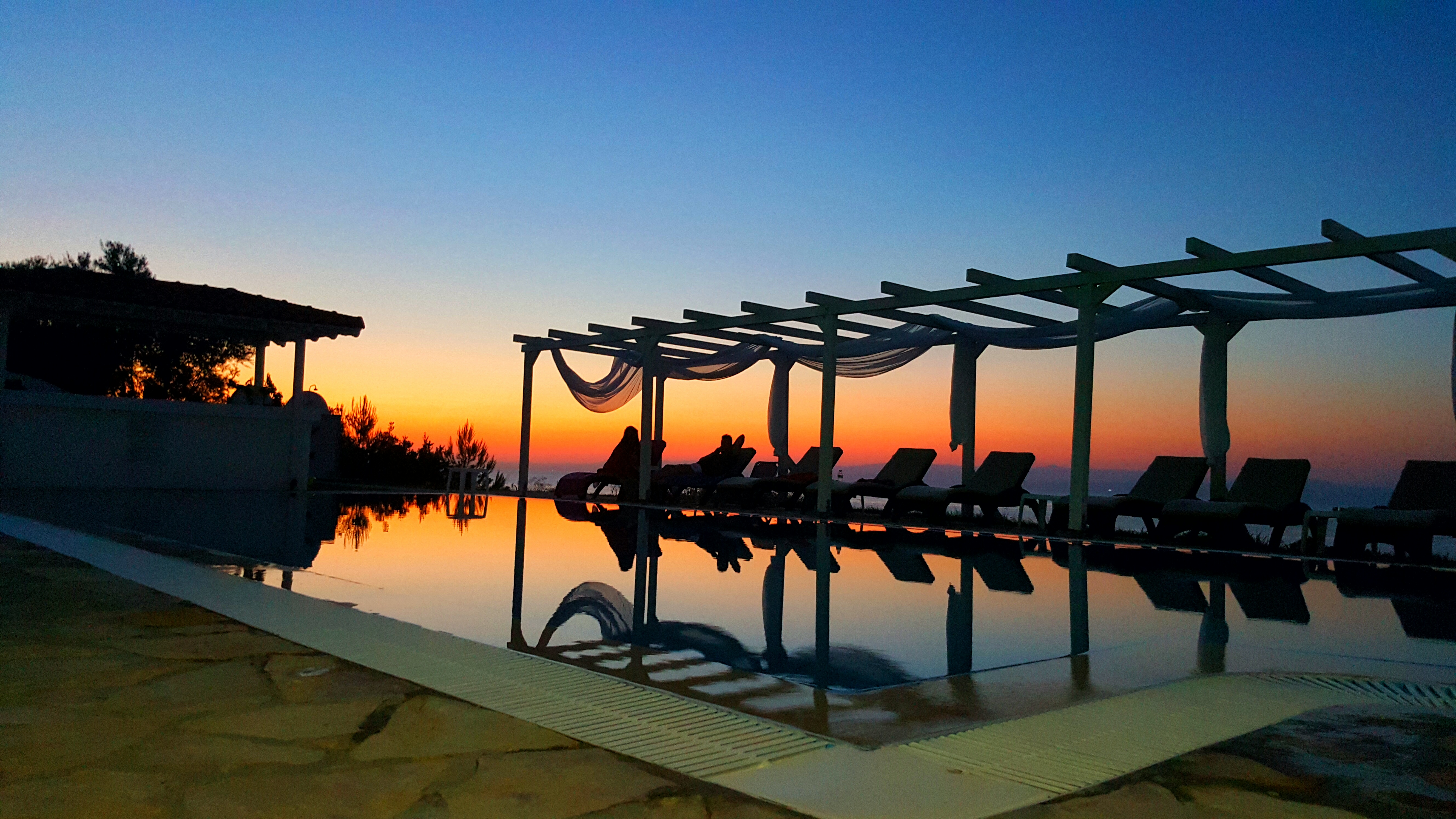 Bungalow White Apartments And Suites