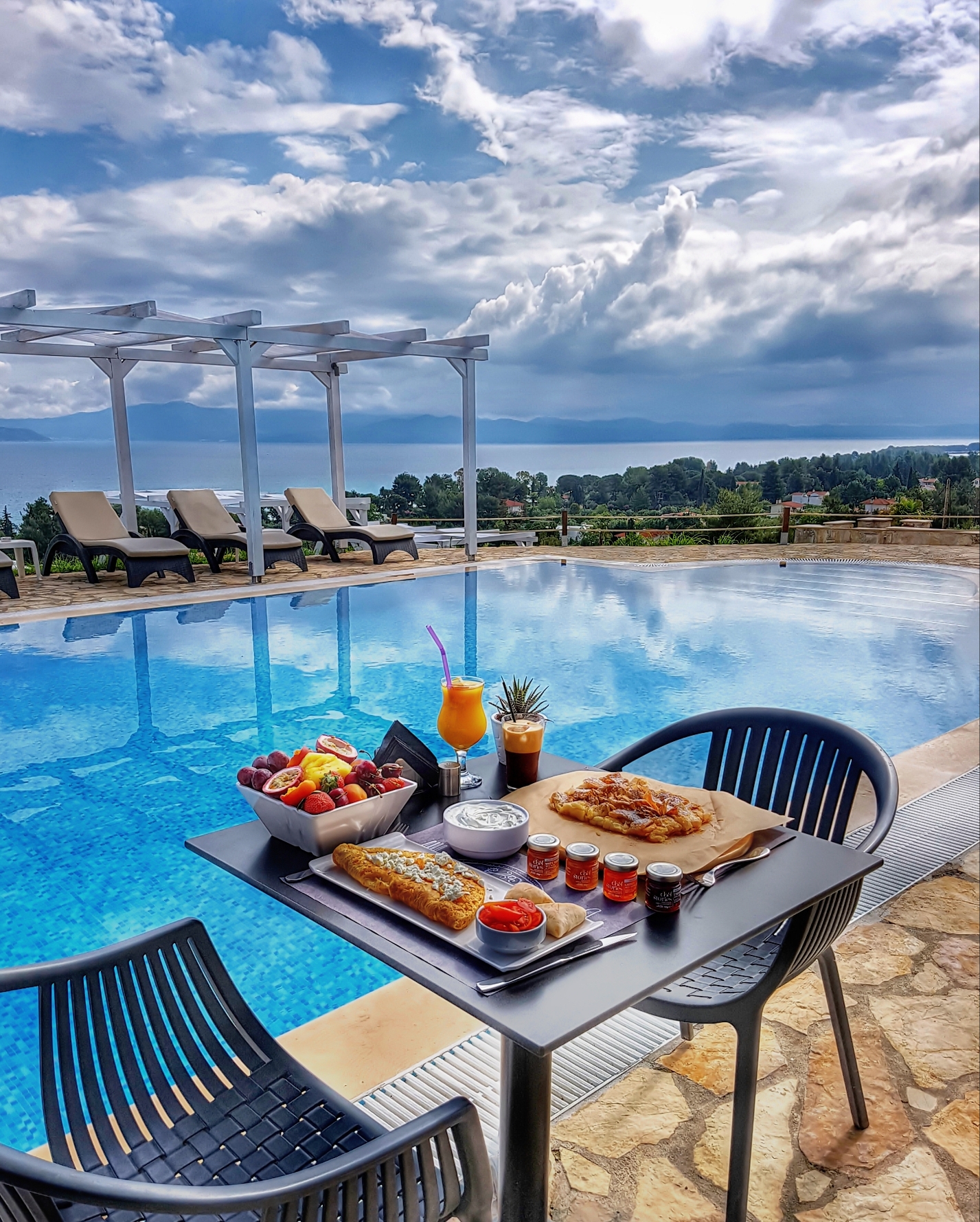 Bungalow White Apartments And Suites