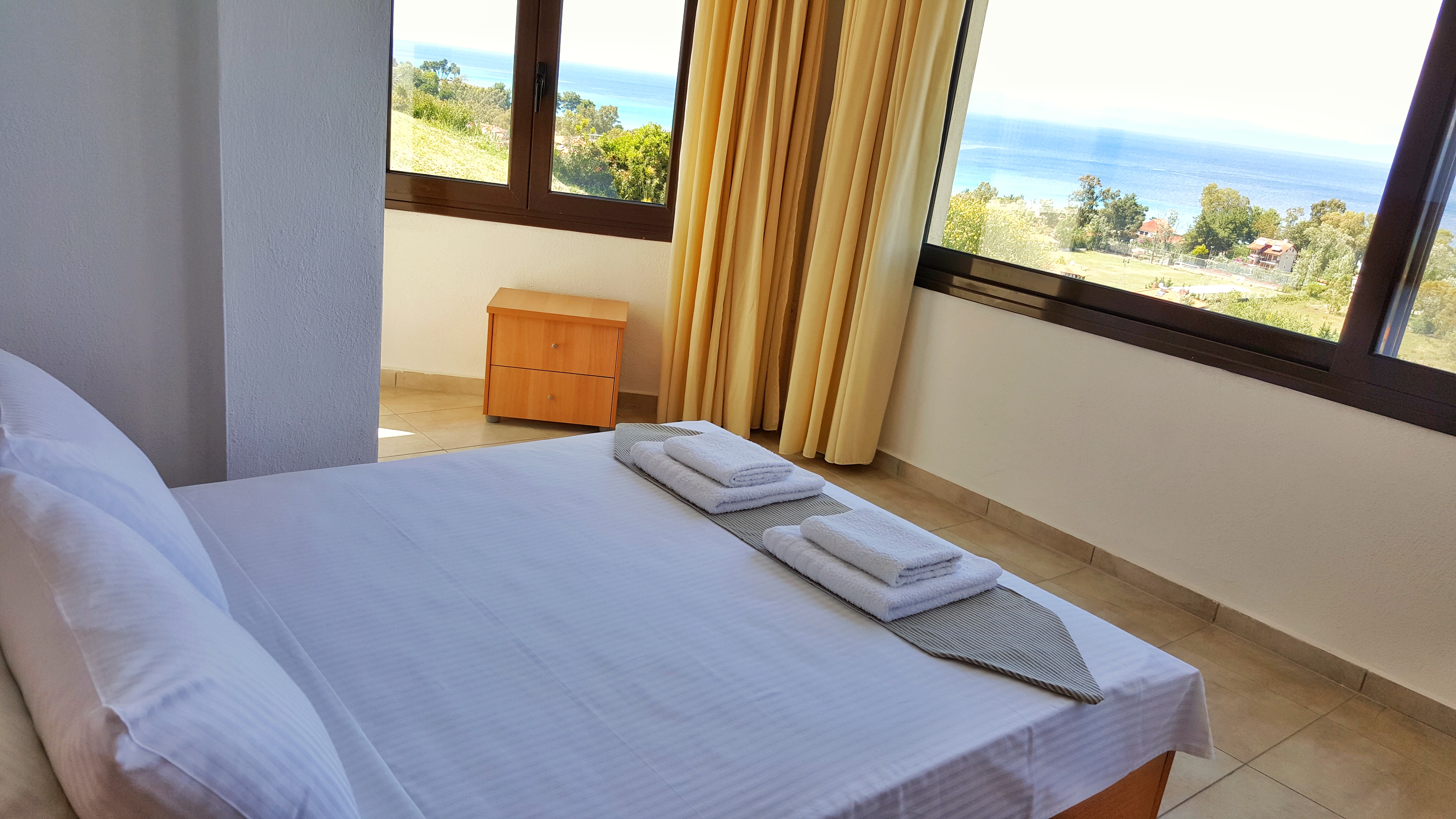 Bungalow White Apartments And Suites