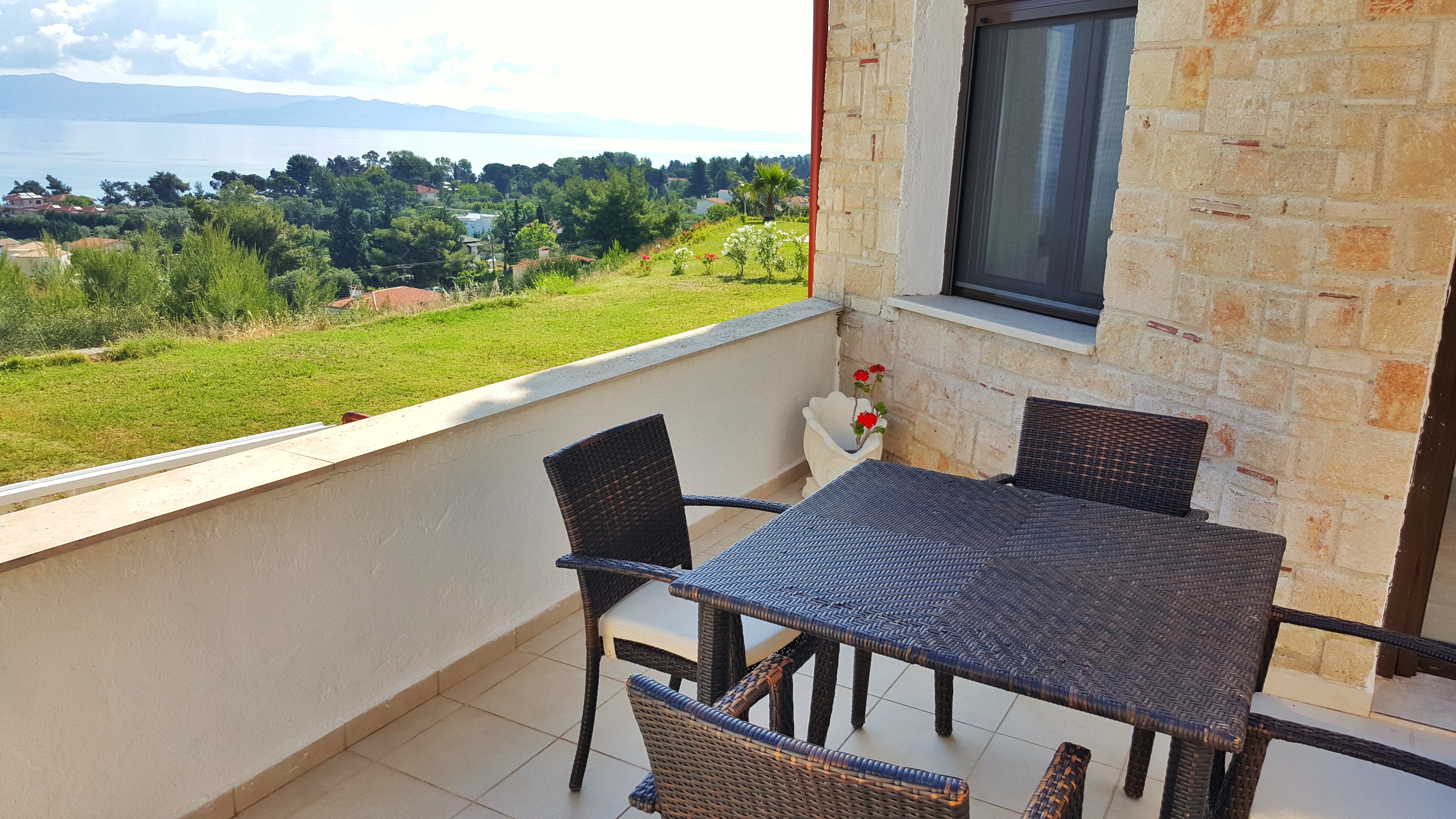 Bungalow White Apartments And Suites