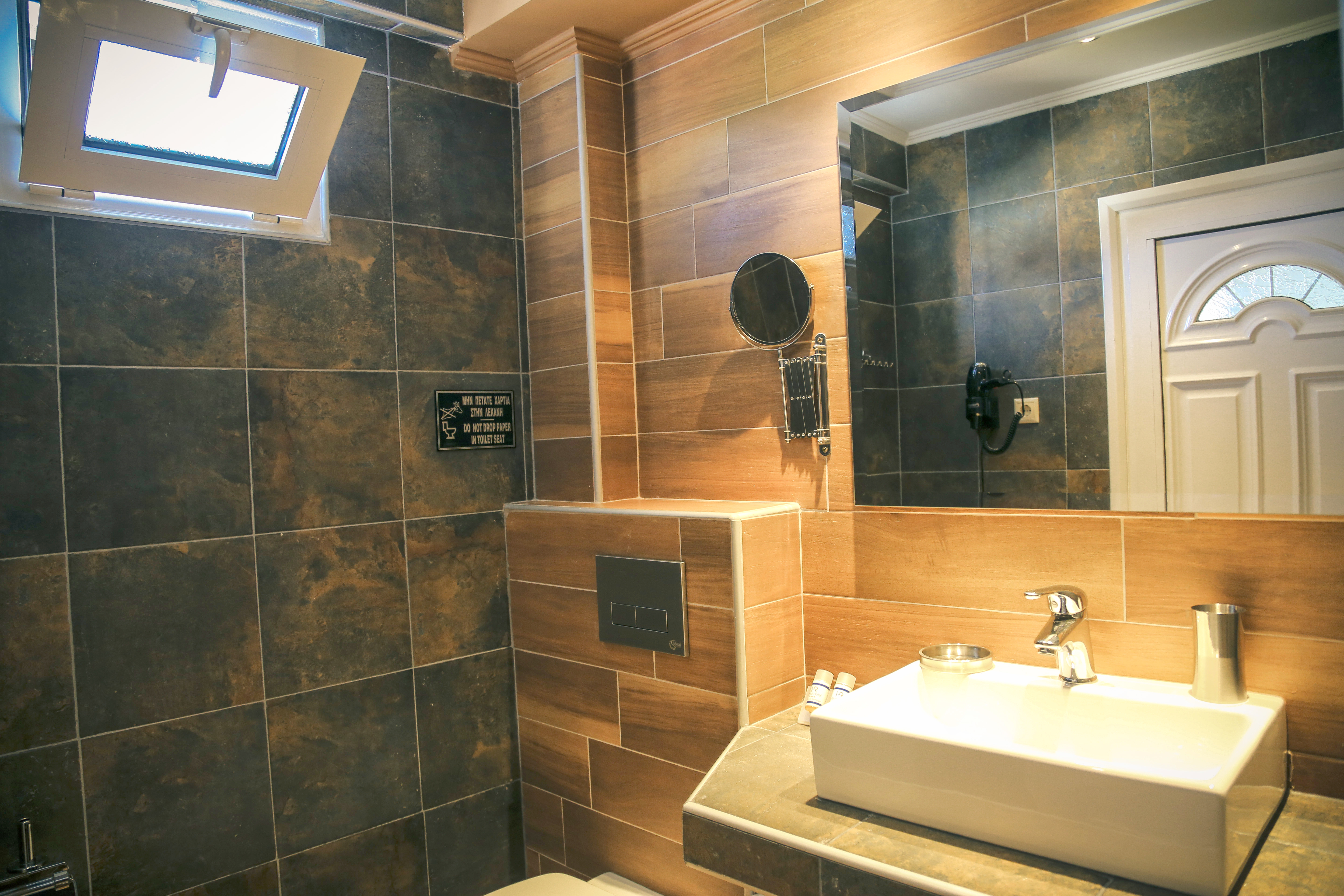 Royal Hotel and Suites