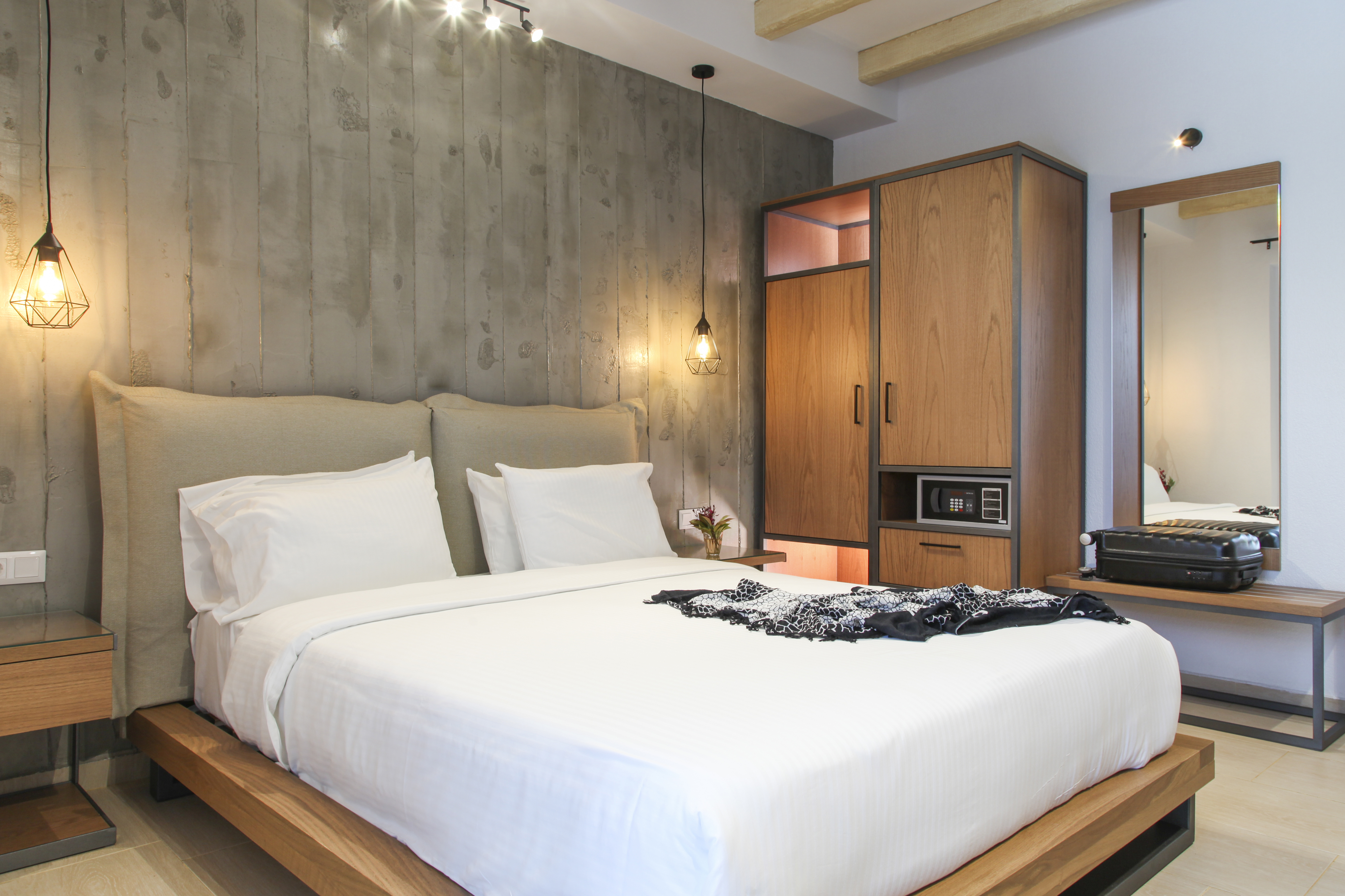 Royal Hotel and Suites