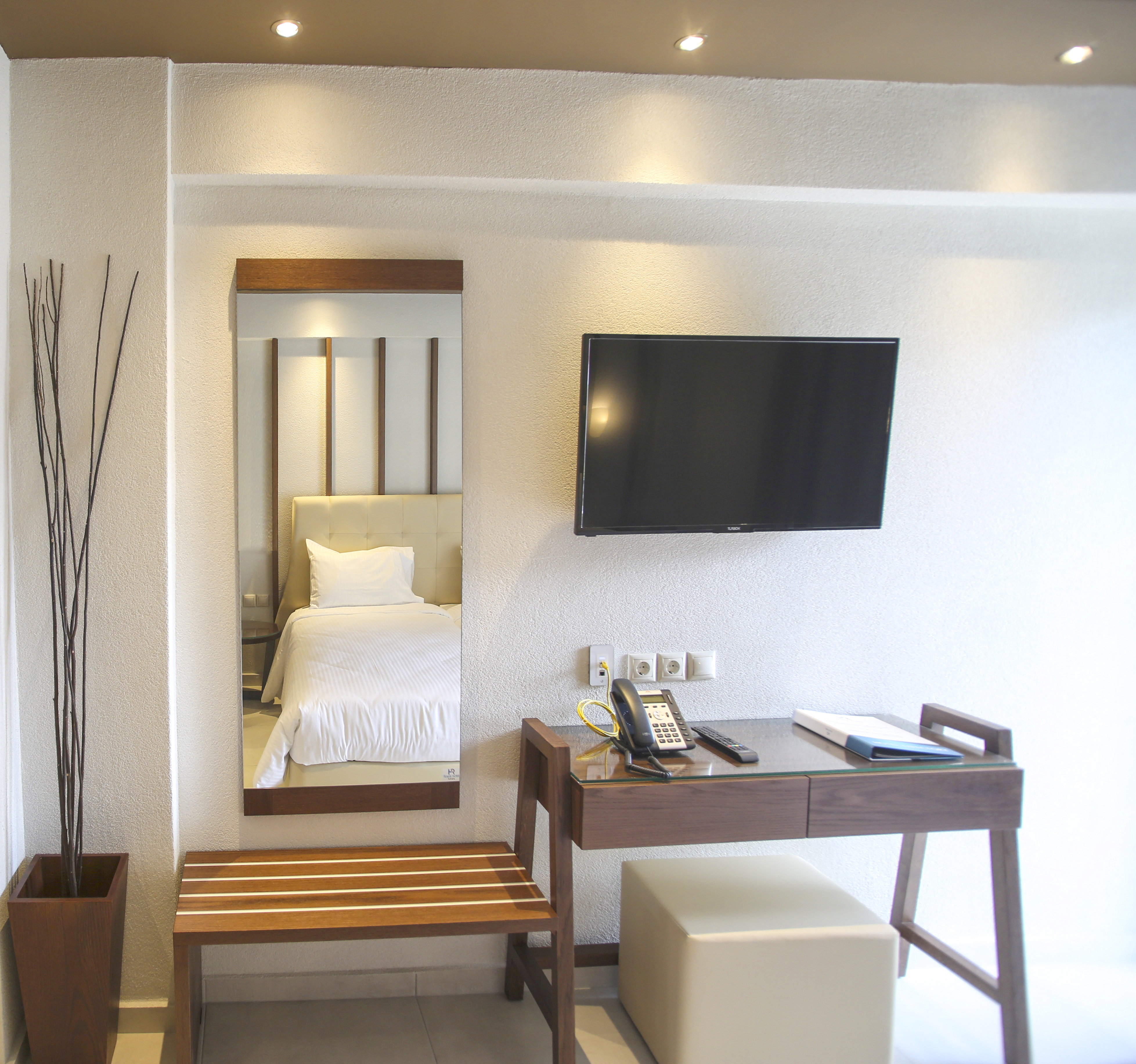 Royal Hotel and Suites